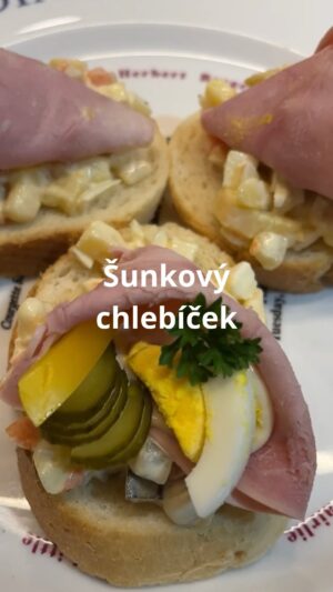 Roman Paulus Instagram - RECEPT NA ŠUNKOVÝ CHLEBÍČEK

Silvestrovská oslava se blíží a vy si marně lámete hlavu jakou lahůdkou pohostíte své přátele či své nejbližší? Klasikou nic nezkazíte. Dnes mám pro vás videorecept na pochoutku, se kterou vždy zazáříte a vaši přátelé budou nadšeni.

Klasický šunkový chlebíček! Jednoduché spojení bramborového salátu, šunky, okurky, vařených vajíček, salátu a křupavého pečiva, co víc si přát.

Už víte jaké pohoštění přichystáte? Dejte mi vědět do komentářů a nezapomeňte mě sledovat pro více jednoduchých a skvělých receptů a triků do kuchyně.

Co budete potřebovat?

Bramborový salát

300 g brambor
120 g mrkve
90 g celeru
90 g petržele
90 g naložených okurek
30 g cibule
210 g majonézy
sůl, pepř, cukr, plnotučná hořčice dle chuti

Chlebíček

veka chlebíčková
šunka
majonéza
vařené vejce
sterilované okurky
žlutá paprika

Jak budete postupovat?

Bramborový salát
Brambory uvaříme ve slupce, oloupeme, necháme vychladnout a nakrájíme na kostičky. Smícháme s celerem, petrželí a mrkví nakrájenými na kostičky, nastrouhanými okurkami, najemno nakrájenou cibulí a majonézou. Ochutíme solí, cukrem a lákem z okurek, promícháme a necháme odležet v lednici alespoň 1 hodinu (nejlépe přes noc).

Chlebíček
Na plátky veky naneseme bramborový salát, (můžeme podmazat máslem), ozdobíme kornoutkem ze šunky, vařeným vejcem nakrájeným na šestiny, vějířkem z okurky, majonézou, kterou nanášíme cukrářským sáčkem, a kouskem žluté papriky.

Ať se vám podaří!

#recepty #recept #tradicni #tradicnirecepty #ceske #chlebicky #veka #sunka #vajicka #silvestr #oslava #novy #novyrok #party #rodina #pratele #kamaradi jidlojezaklad #jidlonaprvnimmiste #jidlo #obed #vecere #dnesjim #dnesjem #sefkuchar #romanpaulus #romanpauluschef