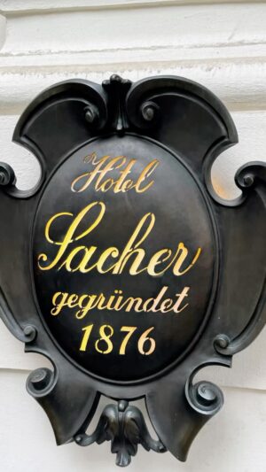 Roman Paulus Instagram - Kdo by neznal ikonický čokoládový dort Sacher. Pojďte se dnes se mnou podívat do kavárny hotelu Sacher ve Vídni, kde se tato dobrota zrodila a už desítky let se podává stejným způsobem. 

Až budete někdy ve Vídni, určitě nezapomeňte tuto krásnou kavárnu navštívit! Stojí to za to!!!

Kdo z Vás si už pochutnal na právem originálním dortík Sacher? Napište mi do komentářů a nezapomeňte mě sledovat pro více dalších tipů a skvělých jednoduchých receptů. 

#sacher #dort #sachertorte #sachercake #viden #kavarna #kava #caj #zazitek #cestovani #turistika #sefkuchar #romanpaulus #romanpauluschef