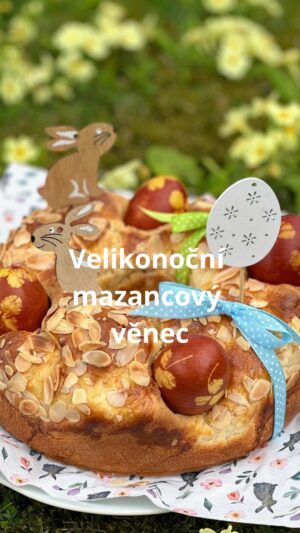 Roman Paulus Instagram - RECEPT NA VELIKONOČNÍ MAZANCOVÝ VĚNEC
 
Dnes na Bílou sobotu se tradičně pečou mazance. Pokud si budete chtít udělat mazanec neobvyklý, vyzkoušejte velikonoční věnec z mazancového těsta. Získáte tak tradiční a zároveň neobvyklý mazanec, na který bude radost pohledět. S domácími barevnými vajíčky a pentličkami bude ozdobou na každém stole.
Držím palce ať se povede!
Jaký mazanec si letos upečete Vy? Nebo už máte pečeno? Dejte mi vědět do komentářů a nezapomeňte mě sledovat pro více skvělých receptů a triků do kuchyně.
Krásné Velikonoce!
 
Co budete potřebovat?
 
35 g droždí
120 g cukru krystal
250 ml plnotučného mléka
120 g másla
3× žloutky
600 g polohrubé mouky   na pomoučnění
2 káv. lžič. rozinek namočených v tuzemáku
1 polév. lž. mandlí bez slupky
1 polév. lž. tuzemáku
1 káv. lžič. soli
1× vanilkový cukr
1× vejce „M” na potření
1 polév. lž. mandlových lupínků na posypání
 
Jak budete postupovat?
 
Z droždí, lžíce cukru a vlažného mléka připravíme kvásek, zaprášíme trochou mouky, přikryjeme utěrkou a necháme vzejít na teplém místě.
Změklé máslo utřeme se cukrem a žloutky do pěny, přidáme nastartovaný kvásek, prosátou mouku, rozinky namočené v tuzemáku, nasekané mandle, tuzemák, sůl, vanilkový cukr a vypracujeme hladké elastické těsto, které přikryjeme utěrkou a necháme na teplém místě nakynout.
Poté pomoučníme pracovní plochu, těsto znovu zpracujeme, rozdělíme na 3 části a upleteme copánek, který zatočíme do tvaru věnce. Ten přeneseme na plech potřený olejem, nebo s pečicím papírem, kde ho necháme naposledy pod utěrkou nakynout.
Pomůžeme si kovovými kroužky, které nám udrží správný tvar. Jeden dáme na vnější okraj, druhý po vnitřním okraji a do věnce zasadíme několik malých kroužků velikosti vejce, které jsme pomazali olejem.
 
Těsně před pečením potřeme rozšlehaným vejcem a posypeme plátky mandlí. Pečeme v troubě předehřáté na 160 °C 20–25 minut. Necháme vychladnout, odstraníme kroužky, naaranžujeme kraslice a ozdobíme mašlí. 

Ať se Vám povede! 

Krásné Velikonoce 🤩🪺🐰🐇🪺🤩