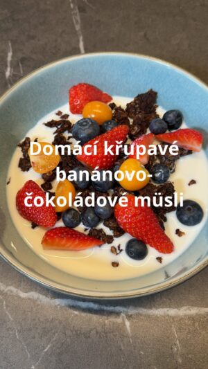 Roman Paulus Instagram - RECEPT NA DOMÁCÍ KŘUPAVÉ BANÁNOVO-ČOKOLÁDOVÉ MÜSLI

Přemýšlíte každý den, jak si udělat rychlou a zdravou snídani a rohlík s máslem Vás už nebaví? Tak to mám tady tip přímo pro Vás. Zdravé a rychlé pochutnání ať už ke snídani nebo odpoledne ke svačině pro děti. Když navíc zapojíte do přípravy děti, věřte, že si tuto pochoutku zamilují. Stejně jako ty naše, tuto snídani už jedeme několikátý měsíc v kuse alespoň 1 x týdně.
 
A co snídáte většinou Vy? Máte nějaký zaručený recept, který si připravujete často, nebo preferujete něco rychlého jako chléb, máslo, šunka a šup do práce? Dejte mi vědět do komentářů a nezapomeňte mě sledovat pro více skvělých receptů a triků do kuchyně.
 
Co budete potřebovat?
 
2 × banán
2 × lžíce kakao
2 × lžíce javorový sirup
160 g celozrnné ovesné vločky
3 × lžíce kokosový olej
 
Jak budete postupovat?
 
Zralé banány rozmačkáme vidličkou a přidáme ovesné vločky. Kaši ochutíme kakaem a javorovým sirupem a dobře promícháme.
Směs orestujeme v pánvi s rozehřátým kokosovým tukem do křupava.
Podáváme v misce zalité mlékem či s jogurtem. Hodí se však i jako posypka snídaňových kaší, rychlá svačina na cesty nebo sladké chroupání k filmu.
Celou směs si můžete také připravit večer před spaním a ráno jen orestovat a budete mít čas si ještě vychutnat kávu.
 
Mísu, ve které jste suroviny míchali, hned nevymývejte. Nalijte do ní nejprve mléko, pořádně zamíchejte a získáte chutný nápoj.

#recepty #recept #snidane #sladkasnidane #müsli #muesli #vlocky #ovoce #mleko #jogurt #cokolada #dezert #svacina #kekave #sefkuchar #romanpauluschef #romanpaulus