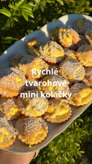 Roman Paulus Instagram - TVAROHOVÉ MINI KOLÁČKY
 
Máte chuť na něco sladkého, ale rychle hotového? Návštěva už skoro klepe na dveře a Vy si marně lámete hlavou, čím ji pohostíte? Tak vyzkoušejte tyto rychlé tvarohové mini koláčky, na kterých si zaručeně pochutná úplně každý! Pojďte na to se mnou! Uvidíte, jak jednoduché, jemné a křupavé budou.
 
A co Vy? Co pečete tento víkend? Nějakou dobrotu? Napište mi do komentářů a nezapomeňte sledovat můj profil pro více skvělých a jednoduchých receptů a triků do kuchyně.
 
Co budete potřebovat?
 
Na těsto
300 g polohrubé mouky
200 g másla
1 vajíčko
3 pol. lžíci vlažného mléka
3 lžičky cukru
1 kostka droždí
sůl
 
Na tvaroh
1 kostka tvarohu
Rozinky
Rum
1 žloutek
3 lžičky cukru
1x vanilkový cukr
 
Jak budete postupovat?
 
Nejprve si připravíme kvásek – mléko, cukr, rozdrobené droždí, trošku mouky a necháme vzejít. Než nám vzejde, připravíme si tvaroh – rozinky spaříme vařící vodou, můžeme přidat rum, ale nemusíme. Kostkový tvaroh si rozmícháme se žloutkem, cukrem a rozinkami.
Do mísy si dáme mouku, máslo pokojové teploty, sůl, vajíčko a zalejeme vzejitým kváskem. Vypracujeme v kompaktní kynuté těsto, které rovnou vyválíme – není potřeba nechat kynout!
Těsto vyválíme na 3 mm, vykrajujeme kolečka (cca 4 cm velká) a překládáme na plech. Mezery mezi kolečky necháváme větší, těsto budeme ještě potřebovat. Na kolečka klademe hromádku tvarohu a ozdobíme je právě těmi zbylými kousky, které nám zůstaly po vykrájení těsta. A že je každý kousek jiný? – to vůbec nevadí, právě naopak! O to roztomilejší budou! Můžete potřít vajíčkem a pečeme v troubě na 170*C 15 - 20 minut dozlatova. Pocukrujeme a podáváme.

Ať se Vám povedou!!

#recepty #recept #kolac #kolacky #tvaroh #rychle #rychlerecepty #sladke #peceni #pecenie #pecenijeradost #dezert #svacina #kekave #sefkuchar #romanpauluschef #romanpaulus