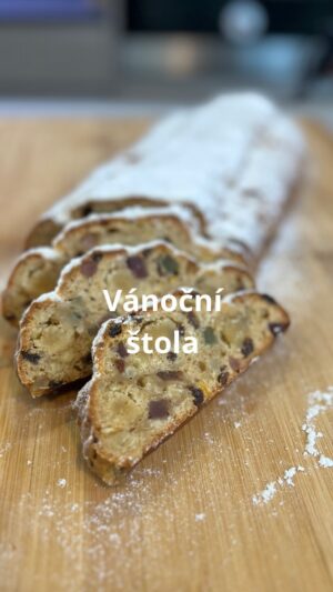 Roman Paulus Instagram - RECEPT NA VÁNOČNÍ ŠTOLU
 
Chcete ​letos překvapit své blízké něčím speciálním? A co takhle upéct Vánoční štolou?
Vánoční štola je známá spíše v německy hovořících zemích, ale těší se velké oblibě i v naší kuchyni. Nemusíte ji kupovat v obchodě, připravte si ji se mnou sami doma! Je to velmi jednoduché a protože vánoční štola nemusí kynout, můžete si pochutnávat doslova za pár chvilek. Uvidíte, že se po ní zapráší rychleji, než se nadějete.

Už jste vyzkoušeli vánoční štolu? Která jiná vánoční specialita nesmí chybět na Vašem stole? Napište mi do komentářů. A nezapomeňte mě sledovat pro více skvělých receptů a triků do kuchyně!
 
Co budete potřebovat?

270 g rozinek
70 ml tuzemáku
370 g hladké mouky   na pomoučnění
1 × bio citron (kůra)
1 × bio pomeranč (kůra)
1 × prášek do pečiva
90 g mandlí
2 × vejce „M“
250 g plnotučného tvarohu
perníkové koření
200 g kandované citrusové kůry
1 × vanilkový lusk
špetka soli
180 g marcipánu
245 g másla
krystalový cukr na posypání
moučkový cukr na posypání
 
Jak budete postupovat?

Rozinky namočíme do tuzemáku a necháme asi 2–3 hodiny nabobtnat. Mandle nasekáme nahrubo.
Mouku, rozinky namočené v alkoholu, citronovou a pomerančovou kůru, kypřicí prášek, sekané mandle, vejce, tvaroh, perníkové koření, kandovanou kůru, semínka z vanilkového lusku, 100 g másla a špetku soli zpracujeme v robotu v kompaktní těsto.
Připravené těsto rozdělíme na 3 stejné díly, z každého vyválíme váleček.
Marcipán smícháme s 45 g másla a rozdělíme na 3 díly. Na vále posypaným moučkovým cukrem vypracujeme 3 válečky, stejně dlouhé, jako válečky z těsta na štolu. Do každého válečku z těsta uděláme rýhu, do které vložíme marcipán a uzavřeme. Marcipán tak bude sloužit jako náplň.
Těsto s marcipánovou náplní přendáme na plech vystlaný pečicím papírem vyskládané do tvaru pyramidy (dva válce vedle sebe dolů a na ně jeden válec navrch).
Pečeme v troubě rozpálené na 160 °C asi 1 hodinu.
Čerstvě upečenou štolu bohatě pomažeme 100 g rozehřátého másla, posypeme krystalovým cukrem a necháme vychladnout. Studenou štolu zasypeme ještě moučkovým cukrem a servírujeme nakrájenou na plátky.

Ať se Vám povede!