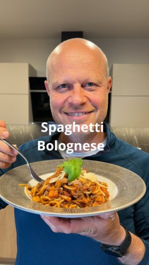 Roman Paulus Instagram - RECEPT NA SPAGHETTI BOLOGNESE

Kdo by neměl rád italskou kuchyni? Jednoduchá, ale naprosto úžasná jídla, plná chuti a vůně. Rajčata, česnek, těstoviny…. Nic víc Italové ani k životu nepotřebují….., teda pardón, sem tam přidají maso 😊. A takto vzniklo i toto úžasné jídlo. Určitě vyzkoušejte, je super. Recept mám od svého kolegy Itala, a byl na něj moc hrdý!

A co Vy, máte rádi italskou kuchyni? Co z italských pokrmů nejčastěji vaříte vy?? Dejte mi vědět do komentářů a nezapomeňte mě sledovat pro více skvělých receptů a triků do kuchyně.

Co budete potřebovat?

500 g špaget
400 g mletého masa mix
100 g kořenové zeleniny (mrkev, petržel, celer)
200 g pasírovaná rajčata
50 g cibule
5 × stroužků česneku
olivový olej
200 ml červeného vína
1 l hovězího nebo kuřecího vývaru
4 ks bobkového listu
5 kuliček černého pepře
5 kuliček nového koření
sůl a pepř
parmazán na posypání
bazalka na ozdobení

Jak budete postupovat?

V hrnci rozehřejeme olivový olej a orestujeme najemno nakrájenou cibuli a česnek. Mezitím nakrájíme kořenovou zeleninu najemno a přidáme k cibuli. Do orestované zeleniny přidáme mleté maso, důkladně promícháme a dál restujeme. Přidáme sůl, pepř, bobkový list a kuličky nového koření a pepře. Až to budeme mít pěkně zarestované, podlijeme červeným vínem. To necháme hezky vydusit (5–8 minut, aby se víno zredukovalo) a přidáme pasírovaná rajčata. Dusíme do měkka. Podlijeme vodou nebo ještě lépe vývarem a za občasného míchání omáčku vaříme.

Špagety vaříme v osolené vroucí vodě al dente a poté scedíme přes sítko. Na rozehřátou pánev přendáme část omáčky a uvařených špaget a dobře promícháme a necháme ještě cca 1 minutu vařit.

Špagety servírujeme na hluboký talíř, pokapeme olivovým olejem, posypeme strouhaným sýrem, trochu opepříme a ozdobíme lístky čerstvé bazalky.

Dobrou chuť!!

#recepty #recept #tradicni #italske #spaghetti #bolognese #testoviny #italie #italy #jidlojezaklad #jidlonaprvnimmiste #jidlo #obed #vecere #dnesjim #dnesjem #sefkuchar #romanpaulus #romanpauluschef
