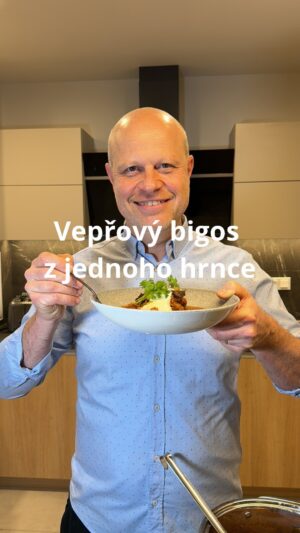 Roman Paulus Instagram - RECEPT NA VEPŘOVÝ BIGOS

Dnes mám pro Vás recept na velkou specialitu. Pokud máte rádi jídla typu segedínského guláše, na tomhle jídle si zaručeně pochutnáte.  Jedná se o tradiční slovanské jídlo, které se podobá nám známějšímu segedínu, ale na rozdíl od něj obsahuje řadu netypických surovin, jakými jsou například čerstvé zelí a kysané zelí, sušené švestky a teď se podržte, i slivovici!

Kromě toho, že nebudete muset při vaření špinit mnoho nádobí, bude vám stačit jako příloha jenom čerstvý chléb.

Tak kdo toto skvělé jídlo vyzkouší se mnou? Vaříte rádi v jednom hrnci a neušpiníte tak horu nádobí? Já tedy ano! Napište mi do komentářů, jaké jídlo z jednoho hrnce máte nejraději Vy a nezapomeňte mě sledovat pro více skvělých receptů a triků do kuchyně.
 
Co budete potřebovat?

3 × lžíce vepřové sádlo
200 g anglická slanina
3 × bobkový list
3 × cibule
4 x stroužek česneku
200 g uherská pikantní klobása
100 g žampiony
600 g vepřová plec na kostky
100 g sekaná rajčata
1 × lžička drcený kmín
Sůl a pepř
1 × lžíce mletá sladká paprika
1 x lžíce mletá pálivá paprika
10 × sušené švestky
0,5 dcl Vizovické slivovice Valjevka
1,5 l vývaru
250 g kysané zelí
250 g čerstvé zelí
4 lžíce zakysané smetany
1 × lžíce sekaná listová petržel
Čerstvě upečený chléb
 
Jak budete postupovat?

Ve velkém hrnci rozehřejeme sádlo a orestujeme na něm nakrájenou slaninu. Přidáme bobkový list, nakrájenou cibulí a orestujeme do sklovata.
Přidáme pokrájenou klobásu a žampiony a restujeme asi 5 minut. Následně doplníme o na kostky nakrájenou vepřovou plec a zarestujeme. 

V mističce zalejeme předem nakrájené sušené švestky Vizovickou slivovicí Valjevka a necháme pěkně nabobtnat. 

Základ ochutíme sekanými rajčaty, mletým kmínem, solí, pepřem a zaprášíme mletou paprikou. Přimícháme namočené sušené švestky i se zbytkem slivovice, zalijeme vývarem, přidáme kysané i čerstvé nakrouhané zelí. Na mírném plameni za občasného míchání pomalu dusíme do měkka.

Podáváme v hlubokém talíři s čerstvým chlebem ozdobené kysanou smetanou a sekanou listovou petrželí.

Nejlepší Vám bude chutnat, když si Bigos dáte i se skleničkou výborné slivovice Valjevka, kterou jsme použili i na vaření.

Na zdraví a dobrou chuť.