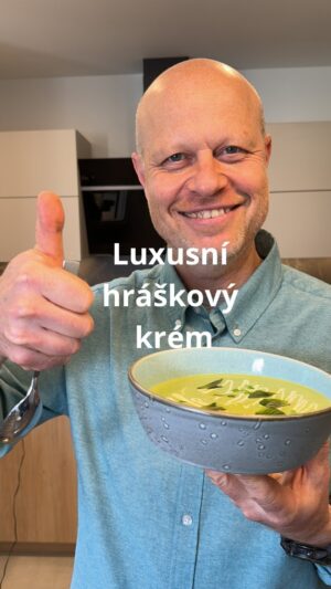 Roman Paulus Instagram - RECEPT NA HRÁŠKOVÝ KRÉM

Jste milovníky krémových polévek a hledáte novou inspiraci? Vyzkoušejte se mnou moji nejoblíbenější polévku, kterou doma vaříme opravdu často. Je jednoduchá, rychlá a její úžasnou chuť si oblíbí celá vaše rodina. Ohromí Vás hlavně svojí sytou zelenou barvou po zeleném hrášku, kterou díky krátkému vaření neztratí. Určitě ji vyzkoušejte a sami uvidíte, že tato neobvyklá verze krémové polévky se stane vaší nejoblíbenější.
 
Jaké polévky vaříte nejčastěji Vy? Krémové, zeleninové nebo spíš vývar? Dejte mi vědět do komentářů a nezapomeňte mě sledovat pro více skvělých jednoduchých receptů a triků do kuchyně.
 
Co budete potřebovat?
 
70 g máslo
50 g bílá cibule, šalotka nebo pórek (světlá část)
400 g čerstvý hrášek
500 ml kuřecí vývar
Sůl a pepř
Máta
100 ml čerstvá smetana (33 % tuku)
Zakysaná smetana na ozdobu
 
Jak budete postupovat?

Ve větším hrnci si rozehřejeme máslo a orestujeme cibuli nebo šalotku či bílou část z pórku do sklovata. Přidáme 300 g hrášku, chvilku zarestujeme, osolíme, opepříme a podlijeme lehkým kuřecím vývarem. Vaříme pouze krátce 5 - 6 minut, aby hrášek neztratil barvu. V průběhu vaření přidáme smetanu a lístky čerstvé máty. Rozmixujeme kuchyňským mixérem a servírujeme do hlubokého talíře. Jako vložku do polévky použijeme zbylý (teď již rozmražený) hrášek, zdobíme zakysanou smetanou a čerstvými lístky máty.
 
Dobrou chuť!

#recepty #recept #zdraverecepty #polevka #krem #hrasek #hraskovykrem #cibule #smetana #jaro #zelenina #zelena #sezona #jidlojezaklad #jidlonaprvnimmiste #jidlo #obed #vecere #dnesjim #dnesjem #sefkuchar #romanpaulus #romanpauluschef