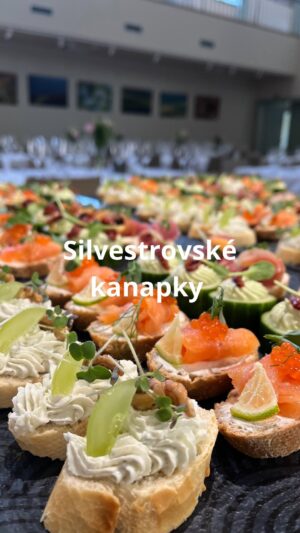 Roman Paulus Instagram - TIP NA SILVESTROVSKÉ KANAPKY
 
Pojďte si dnes se mnou připravit neobyčejné občerstvení nejen na silvestrovskou oslavu. Malé chlebíčky neboli kanapky se hodí na každou příležitost. Jsou nejen krásné na pohled, ale i vynikající na chuť. Připravte je se mnou a uvidíte, že všichni u slavnostního stolu budou nadšeni.
 
Jaké občerstvení chystáte na oslavy vy? Pečete domácí tyčinky nebo připravujete chlebíčky či kanapky? Dejte mi vědět do komentářů a nezapomeňte mě sledovat pro více skvělých receptů a triků do kuchyně.
 
Jaké kanapky si můžete připravit a co budete potřebovat?

Na všechny kanapky, které vidíte na mém videu, budete potřebovat dlouhou francouzskou bagetu – světlou nebo celozrnnou. Dále pak zdobíte tak, jak vidíte nebo podle své fantazie.
Ať se Vám povedou!
 
Kanapky se sýrem niva
150 g nivy
50 g másla
hroznové víno
půlka vlašského ořechu
Cherry rajčátko
bylinky
 
Kanapky se šunkou
Šunka
Lučina
Cherry rajčátko
Žlutá nebo červená paprika
bylinky
 
Kanapky s uzeným lososem
Uzený losos – plátky
Lučina
Kopr
Citrón / limetka
Kapary
Lososový kaviár
 
Okurková kanapka
Okurka
Guacamole
Sušená rajčata
Bylinky
 
Dobrou chuť!

#recepty #recept #zdraverecepty #oslava #novyrok #silvestr #obcerstveni #chlebicky #kanapky #2024 #jidlojezaklad #jidlonaprvnimmiste #jidlo #vecere #dnesjim #dnesjem #sefkuchar #romanpaulus #romanpauluschef