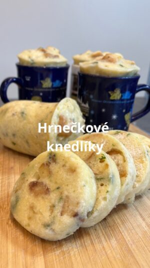 Roman Paulus Instagram - RECEPT NA HRNEČKOVÉ KNEDLÍKY
 
Hrnečkové knedlíky jsou moje nejoblíbenější příloha, kterou nejčastěji připravuji ke svíčkové omáčce. Tyto knedlíky jsem se naučil od své tchyně Libušky a od té doby je doma dělám velice často.
Hrnečkové knedlíky se hodí ke svíčkové, rajské nebo koprové omáčce či vepřové pečeni.
Určitě je vyzkoušejte, jsou skvělé!
 
A jakou přílohu nejčastěji vaříte vy? Dejte mi vědět do komentářů a určitě si recept uložte, ať si můžete knedlíky při nejbližší příležitosti uvařit. A nezapomeňte mě sledovat ať vám neutečou další skvělé recepty.

Co budeme potřebovat?

• 4 × bílé housky
• 50 g másla
• 1 × hrst čerstvé listové petržele
• sůl
• 2 × hrnky hrubé mouky   na vysypání hrnečků
• 2 × hrnky čerstvého mléka (3,5 % tuku)
• 2 × vejce “M“

Jak budete postupovat?

Housky nakrájíme na menší kostky, osmažíme na másle a přendáme do mísy. K housce přidáme nasekanou listovou petržel a osolíme. Z mouky, mléka a žloutků připravíme hladké těsto. Z bílků ušleháme sníh a přidáme do těsta.
Hrnečky vymažeme sádlem, vysypeme hrubou moukou a naplníme připraveným těstem asi 2 cm pod okraj. Poté vložíme do hrnce s vroucí vodou a vaříme pod pokličkou asi 25 minut. Knedlíky vyklopíme z hrnečku a nakrájíme na plátky.

Dobrou chuť.

#recepty #recept #tradice #tradicni #ceske #knedliky #svickova #jidlojezaklad #jidlonaprvnimmiste #jidlo #obed #vecere #dnesjim #dnesjem #sefkuchar #romanpaulus #romanpauluschef