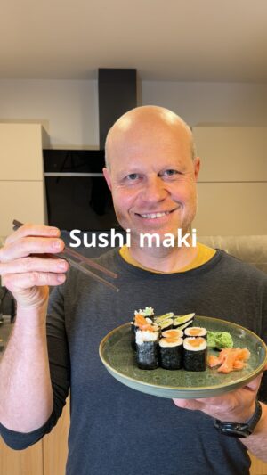 Roman Paulus Instagram - RECEPT NA SUSHI – ROLKY SUSHI MAKI
 
Dnes mám pro Vás recept na sushi maki. V dnešní době velice populární pokrm, který Vás v restauraci přijde na plno peněz. Přitom si sushi připravíte doma opravdu snadno a rychle. Uvidíte jak je to jednoduché! Lehce to zvládnete i Vy.
Určitě vyzkoušejte a dejte mi vědět do komentářů, jak Vám chutnalo.
 
Vyzkoušíte sushi podle mého videa či snad si ho doma už děláte? Nebo raději chodíte do restaurací?  Napište mi a nezapomeňte mě sledovat pro více skvělých receptů a triků do kuchyně.
 
Co budete potřebovat?
Na rýži
500 ml sushi rýže
500 ml studené vody
řasy Kombu (5×5 cm)
120 ml rozvaru
Na rozvar
190 ml rýžového octa
80 g cukru krupice
12 g soli
 
Na rolky
Nori řasa
rýže na sushi (viz výše)
wasabi pasta
losos
okurka
sojová omáčka
nakládaný zázvor
 
 
Jak budete postupovat?

Sushi rýži propereme pod tekoucí studenou vodou, dokud voda není úplně čirá. Poté scedíme a dáme vařit do rýžovaru společně s vodou a řasou Kombu. Hrnec nastavíme na dobu vaření 20 minut, poté necháme 10 minut odpočívat.
Rozvar
Rýžový ocet, cukr a sůl dáme do hrnce. Prohřejeme do rozpuštění cukru a soli, ale nenecháme vařit. Uvařenou rýži přendáme do misky a vyndáme řasu. Ochutíme rozvarem.

Připravíme si misku s hotovou rýži, naporcované ryby a zeleninu na nudličky, mísu se studenou vodou a citronem na omývání rukou. Nori řasu podélně rozpůlíme na dva stejné obdélníky.

Jak připravit sushi maki?
Na bambusovou rohožku položíme ½ listu Nori řasy matnou stranou vzhůru, na ní rozprostřeme rovnoměrnou vrstvu vařené rýže. Rýži nemačkáme, ale zachováme ji nadýchanou. Jeden delší okraj necháme z asi 2 cm nepokrytý. Na rýži podélně naneseme wasabi, podle chuti hlavní náplň a zarolujeme pomocí bambusové rohožky. Když získáme pevnou rolku, překrojíme napůl a posléze ještě na dvakrát. Z jedné rolky tak získáme 6 sushi kousků.
 
Rolku smotáme z řasy, rýže, wasabi a naporcovaného lososa, tuňáka, okurku nebo avokádo jako náplň.
Sushi podáváme s nakládaným zázvorem, sójovou omáčkou, wasabi pastou a čínskými hůlkami.
 
Dobrou chuť!