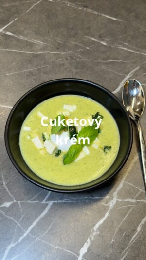 Roman Paulus Instagram - RECEPT NA CUKETOVÝ KRÉM
 
Nyní v zimním období nás nejvíce zahřejí polévky. Není nic lepšího než se vrátit domů z venkovní procházky a dát si lahodnou polévku. Pojďme si proto společně připravit výbornou cuketovou polévku. Receptů na cuketovou polévku existuje veliké množství, nejdůležitější je však nevařit polévku moc dlouho, aby se zachovala krásná zelená barva.
 
Na mixování jsem použil tyčový mixer ze své kuchyňské řady MasterPro by Roman Paulus. Celou kolekci skvělých pomocníků do kuchyně si můžete prohlédnout již od dnešního dne (čtvrtek 22.2.2024) v Prodejnách Lidl.
Jaká je vaše nejoblíbenější polévka? Napište mi do komentářů a nezapomeňte mě sledovat pro více skvělých receptů a tipů do kuchyně.
 
Co budete potřebovat?
 
Polévka
bio extra panenský olivový olej
1 ks cibule
2 stroužky česneku
2 menší cukety
sůl
pepř
1 l zeleninový vývar
bílé víno
1 smetana na vaření
 
Vložka do polévky
½ cukety
1 stroužek čeneku
listy z čerstvé bazalky
olivový olej
bylinky
sůl a pepř
pošírované vajíčko
sýr Feta nebo Balkánský sýr
 
Jak budete postupovat?
 
Polévka
V rozpáleném hrnci na olivovém oleji krátce zpěníme najemno nakrájenou cibuli a česnek. Orestujeme a přidáme na kostičky nakrájenou cuketu, lehce osolíme a opepříme.
Krátce orestovanou cuketu zalijeme bílým vínem, po provaření přidáme zeleninový nebo drůbeží vývar a smetanu a necháme asi 10 minut vařit. Hotovou polévku rozmixujeme najemno.
Vložka do polévky
Půlku cukety si nakrájíme na menší kostičky, které si orestujeme na olivovém oleji společně s česnekem. Osolíme, opepříme a přidáme nahrubo nakrájenou bazalku a ještě chvíli restujeme. Přidal jsem ještě pošírované vajíčko (jak na pošírované vajíčko naleznete na mém IG profilu pár příspěvků zpátky), nakrájený sýr Feta nebo Balkánský sýr.
Polévku podáváme ozdobenou lístky bazalky. Můžeme ještě pokapat olivovým olejem.
 
Dobrou chuť!
 
#recepty #recept #cuketa #polevka #cuketovasezona #cuketovapolevka #miso #obed #vecere  #jidlonaprvnimmiste #jidlojelaska #jidlojezaklad #spoluprace #lidlcz #mastertheprowithin #sefkuchar #romanpauluschef #romanpaulus