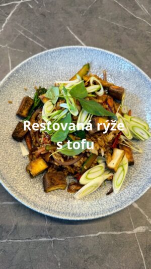 Roman Paulus Instagram - RESTOVANÁ RÝŽE
 
Dnes mám pro Vás skvělý tip na rychlou a chuťově úžasnou večeři, kterou si oblíbí celá rodina. Stačí Vám jen pár surovin a báječné jídlo je na světě během pár minut. Recept určitě vyzkoušejte, pochutnáte si.
 
A co Vy a rychlé večeře? Máte raději takovéto teplé rychlovky, které hezky zasytí nebo si raději namažete rohlík máslem se šunkou? Napište mi do komentáře, recept si určitě uložte, ať ho nemusíte složitě hledat, až budete příště vařit a nezapomeňte mě sledovat pro více skvělých receptů a triků do kuchyně.
 
Co budete potřebovat?
Na 2 porce
 
1 × červená cibule
4 × stroužky česneku
50 g mrkve
50 g hlívy ústřičné
50 g papriky
50 g brokolice
50 g cukety
1 × pálivá paprička
30 g zázvoru
4 × lžíce sezamového oleje
rybí omáčka dle chuti
Světlá sójová omáčka dle chuti
Tmavá sójová omáčka dle chuti
400 g jasmínové rýže
1 balení marinovaného tofu
nebo 200 g krůtí prsa
Jarní cibulka
Thajská bazalka
 
 
Jak budete postupovat?

Do wok pánve si na sezamovém oleji na prudko orestujeme cibuli, česnek, mrkev, pálivou papričku, papriky, hlívu ústřičnou, brokolici, cuketu. Ochutíme rybí omáčkou, světlou a tmavou sójovou omáčkou a přidáme uvařenou jasmínovou rýži. Dobře promícháme a necháme pořádně prohřát a spojit všechny chutě dohromady.
Přidáme orestované marinované tofu, nakrájenou lahůdkovou cibulku a thajskou bazalku.

Dobrou chuť.

#recepty #recept #zdraverecepty #asie #ryze #friedrice #zelenina #paprika #chilli #cibule #cesnek #tofu #vegetarian #vegetarianskerecepty #jidlojezaklad #jidlonaprvnimmiste #jidlo #obed #vecere #dnesjim #dnesjem #sefkuchar #romanpaulus #romanpauluschef