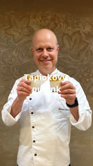 Roman Paulus Instagram - RECEPT NA TAPIOKOVÝ PUDINK

Dnes pokračujeme v exotických receptech 😊. 
V minulých reelsech jsme si povídali o manioku a maniokových chipsem a nyní završíme naše povídání receptem z tapioky. 

A co to ta tapioka vlastně je?
Tapiokové perly se vyrábí ze škrobu kořene rostliny manioku, který roste v tropických oblastech.
Tapioka je takřka bez alergenu, neobsahuje lepek a je lehce stravitelná. Obsahuje velké množství jednoduchých sacharidů a je velmi kalorická. I díky tomu pomáhá nasytit hladové v rozvojových zemích a celosvětově je hojně využívaná.

My si z ní dnes uděláme skvělý dezert, na kterém si pochutná celá rodina. Stačí ho jen ozdobit ovocem, které máte nejraději a úžasná svačinka je na světě.
 
Které ovoce to u Vás vyhraje? Máte raději bobuloviny (borůvky, maliny,..), nebo raději mlsáte exotické ovoce (mučenka, mango,…)? Dejte mi vědět do komentářů a nezapomeňte mě sledovat pro více skvělých receptů a tipů do kuchyně.
 
 
Co budete potřebovat?

Na pudink
100 g tapiokových perel
500 ml vody   voda na zalití
500 ml kokosového mléka
4 × lžíce sladidla (cukru, medu, třtinového cukru, stévie)
špetka soli
 
Na ovocnou omáčku
čerstvé ovoce (jahody, borůvky)
2 × mučenky (semínka)
mango
restovaný kokos
 
Jak budete postupovat?

Tapioku namočíme do studené vody a necháme 25 minut nabobtnat. Slijeme přes sítko a společně s 500 ml vody, 200 ml kokosového mléka, cukrem (sladidlem) a špetkou soli přivedeme k varu. Nejprve zprudka a následně pomalu za stálého míchání vaříme asi 10 minut, dokud kuličky nezprůhlední a směs nezhoustne. Sundáme z ohně a necháme vychladnout.

Do vychladlého základu důkladně zamícháme zbytek kokosového mléka a naplníme do připravených sklenic.
Doplníme podle chuti - například jahodovou omáčkou, čerstvými jahodami, malinami a borůvkami nebo pokud máte raději exotické ovoce, můžete ozdobit mučenkovými semínky, zralým mangem a opečenými plátky kokosu.
 
JAK PŘIPRAVIT OVOCNOU OMÁČKU?

Jahody nebo mango rozvaříme, podle chuti osladíme cukrem a nakonec propasírujeme přes jemné sítko, abychom je zbavili semínek. Necháme vychladnout. Tímto způsobem lze připravit pyré i z jiného ovoce.
 
Ať se Vám povede!