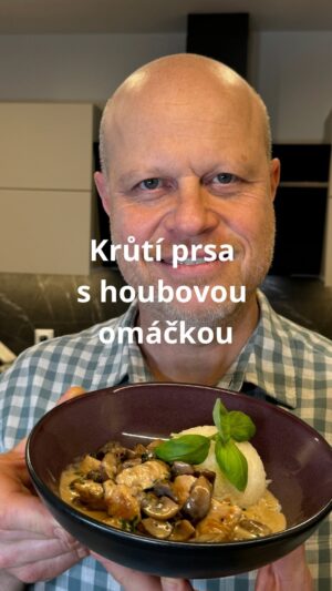 Roman Paulus Instagram - RECEPT NA KRŮTÍ PRSA S HOUBOVOU OMÁČKU
 
Dnes mám pro Vás snadný a chutný recept na krůtí prsa s houbovou omáčkou. Skvělý rychlý oběd nebo večeře, kterou máte za pár minut na stole a garantuji Vám, že se budou všichni strávníci olizovat.
 
Těšíte se na houbovou sezónu? Já tedy moc! Dejte mi vědět do komentářů a nezapomeňte si recept uložit ať jej lehce najdete. Sledujte mě pro více skvělých receptů a triků do kuchyně.
 
Co budete potřebovat?
 
rostlinný olej
1 × cibule
4 × stroužky česneku
200 g žampionů
1 lžíci másla
50 ml brandy
200 ml krůtího nebo drůbežího vývaru
100 ml čerstvé smetany ke šlehání (obsah tuku 33 %)
600 g krůtích prsou
Sůl a pepř
2 × lžíce sekané listové petržel
 
Jak budete postupovat?

Krůtí prsa nakrájíme na nudličky, opepříme a osolíme. Ve velké pánvi rozpálíme rostlinný olej a maso ze všech stran zprudka orestujeme. Kousky masa vyndáme bokem na talíř.

Na stejnou pánvičku nalijeme olej. Cibuli nakrájenou najemno a česnek na plátky pomalu restujeme a necháme zesklovatět. Očištěné a omyté žampiony nakrájíme na čtvrtky a přidáme máslo a krátce restujeme. Zarestovaný základ podlijeme brandy (můžeme i flambovat). Krátce povaříme a dle potřeby podlijeme vývarem. Když se vývar trochu zredukuje, přilijeme smetanu a vaříme asi 5 minut. Do omáčky vrátíme kousky masa necháme je hezky spojit. Nakonec přidáme nasekanou listovou petržel a důkladně promícháme.

Na mělký talíř naservírujeme krůtí prsa v houbové omáčce. Jako příloha se skvělé hodí dušená rýže nebo bramborové noky. Můžeme podávat i s vařenou brokolicí.

Dobrou chuť!

#recepty #recept #rychle #rychlerecepty #kruta #kruti #krutimaso #maso #smetana #houby #zampiony #houbovaomacka #omacka #jidlojezaklad #jidlonaprvnimmiste #jidlo #obed #vecere #dnesjim #dnesjem #sefkuchar #romanpaulus #romanpauluschef