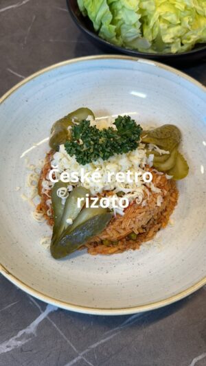 Roman Paulus Instagram - RECEPT NA “RETRO ČESKÉ RIZOTO” S MLETÝM MASEM, STROUHANÝM SÝREM A KYSELOU OKURKOU

Vzpomenete si ještě na rizoto ze školní jídelny? Já ho měl vždycky moc rád. Uvařte si ho nyní se mnou, jsem si jist, že si pochutnáte!!! Je to taková vzpomínka má školní léta nebo na chatu u babičky, která tyto rychlé a dobré pokrmy vždycky vařila. Nejvíc jsme si pochutnali na strouhaném eidamu a kyselých okurkách… 😉
Kdo to má tak stejně???

Děláte si doma občas “české rizoto” nebo mate raději to pravé italské risotto?? Dejte mi vědět do komentářů a nezapomeňte mě sledovat pro více skvělých jednoduchých receptů s triků do kuchyně!

Co budete potřebovat?

2 × lžíce sádla
400 g mletého masa mix
Sůl a pepř
3 × bobkové listy
2 × cibule 
4 × stroužky česneku 
65 g mrkve 
70 g celeru 
65 g petržele 
200 g sekaných rajčat 
2 × lžíce sladké papriky
1 l drůbežího vývaru 
400 g rýže 
100 g mraženého hrášku 
100 g eidamu 45 % 
kořeněné okurky Cornichons

Jak budete postupovat?

V širokém hrnci s rozpáleným sádlem zarestujeme mleté maso. Ochutíme solí, pepřem a bobkovými listy. K orestovanému masu přidáme nakrájenou cibuli, nadrobno nasekaný česnek a kostky kořenové zeleniny (mrkev, celer, petržel). Krátce restujeme. 
Ochutíme sekanými rajčaty, mletou papriku a po krátkém osmahnutí doplníme vývarem. 
Do tekutého základu nasypeme hrášek, rýži a pomalu vaříme pod pokličkou do změknutí rýže a vypaření/vsáknutí většiny tekutiny. Následně necháme 30 minut na teplém místě odpočnout. 
Podáváme v hlubokém talíři posypané strouhaným sýrem, listovou petrželí a s kyselou okurkou.

Dobrou chuť!!

#recepty #recept #retro #retrorecepty #rizoto #ceske #ryze #zelenina #syr #tradice #skola #jidelna #jidlojezaklad #jidlonaprvnimmiste #jidlo #obed #vecere #dnesjim #dnesjem #sefkuchar #romanpaulus #romanpauluschef