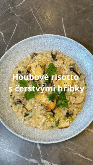 Roman Paulus Instagram - RECEPT NA HOUBOVÉ RISOTTO S ČERSTVÝMI HŘÍBKY
 
Minule jsme si z ukázali, jak si připravit vynikající houbovou smaženici a dnes mám pro Vás skvělé hříbkové risotto. Moje nejoblíbenější italské jídlo, které dělám velice často a zrovna s čerstvými hříbky je úplně nejlepší. Až budete mít čerstvé houby, určitě vyzkoušejte! Je totiž naprosto báječné!!
 
A co Vy, jaké risotto máte nejraději? S houbami, šafránové s mořskými plody, dýňové nebo snad sépiové s rybou? Napište mi do komentářů a nezapomeňte mě sledovat pro více skvělých receptů a triků do kuchyně.
PS – pokud nemáte rádi krémová italská risotta, koukněte na můj profil, najdete tam i to české, tradiční jako ze školní jídelny.
 
Co budete potřebovat?
 
Na 4 porce
 
100 g čerstvých hříbků
150 g rýže Arborio
50 ml suchého bílého vína
350 ml kuřecího vývaru
20 g čerstvého másla
10 g parmezánu
Pažitka nebo petržel, tymián
50 g cibule
 
Jak budete postupovat?
 
Nakrájenou cibuli zpěníme na rozpáleném oleji, přidáme houby, rýži a orestujeme. Poté přidáme bílé víno a necháme vyvařit, postupně podléváme vývarem. Vaříme na mírném ohni za stálého podlévání 15-18 minut, rýže musí zůstat al dente. Před podáváním zjemníme čerstvým máslem, dochutíme a dokončíme parmezánem.
 
Pokud budete chtít obměnit houby za něco jiného, klidně můžete použít i například dýni
Je to delikatesa.
 
Dobrou chuť!
 
#recepty #recept #risotto #rizoto #ryze #houby
#hrib #hriby #jidlojelaska #jidlonaprvnimmiste #obed #vecere #dnesjim #dnesjem #sefkuchar #romanpauluschef #romanpaulus