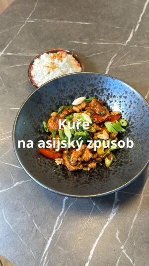 Roman Paulus Instagram - RECEPT NA KUŘE NA ASIJSKÝ ZPŮSOB

Máte rádi asijská rychlá jídla? Tak tady je jeden super rychlý a skvělý recept přímo pro Vás. Věřím, že si pochutnáte stejně dobře jako já.
 
Jaká asijská jídla si připravujete nejčastěji? Dejte mi vědět do komentářů a nezapomeňte mě sledovat pro více skvělých receptů a tipů do kuchyně.
 
Co budete potřebovat?
 
600 g kuřecí prsa
2 × vaječné bílky
100 ml sójové omáčky
pepř
4 × lžíce bramborového škrobu (solamyl)
Rostlinný olej
Sezamový olej
2 × lžíce sekaného zázvoru
2 × lžíce sekané pálivé papričky
2 × lžíce nakrájeného česneku
2 x Červená paprika
1 brokolice
50 ml​ rýžové víno 
2 pl​ sladká sójová omáčka
2 pl​ lehká sójová omáčka
50 ml​ tmavá sójová omáčka
2 ks​ jarní cibulka
hrst solených pražených arašídů
 
Jak budete postupovat?

Drůbeží maso nakrájíme na plátky, přidáme bílky, lžíci sójové omáčky, opepříme a smícháme se solamylem. Necháme marinovat alespoň 3 hodiny v lednici.

V pánvi wok smažíme jednotlivé kousky kuřete na rostlinném oleji do křupava. Přidáme nadrobno nakrájený zázvor a česnek (můžete přidat i pálivou papričku), dále pak sezamový olej a restujeme. Po chvilce přidáme zeleninu – červenou papriku nakrájenou na kostky, růžičky brokolice. Zalejeme rýžovým vínem a krátce zarestujeme. Chvíli mícháme, přidáme arašídy a ochutíme třemi druhy sójových omáček – lehkou, sladkou a tmavou omáčkou. Necháme krátce restovat.

Ozdobíme na kousky nakrájenou jarní cibulkou, zbylými arašídy a křupavou smaženou cibulkou Podáváme s jasmínovou nebo basmati rýží.

Dobrou chuť.

#recepty #recept #zdraverecepty #rychlerecepty #asijskejidlo #asijskerecepty #asie #kure #zelenina #sojovka #sojovaomacka #jidlojezaklad #jidlonaprvnimmiste #jidlo #obed #vecere #dnesjim #dnesjem #sefkuchar #romanpaulus #romanpauluschef