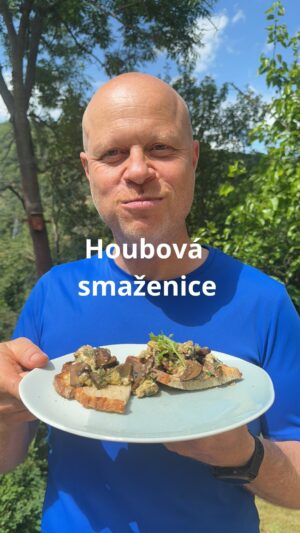 Roman Paulus Instagram - RECEPT NA HOUBOVOU SMAŽENICI S VAJÍČKEM NA CHLEBU
 
Sezóna hub začíná, připravte si se mnou skvělý houbovým pokrm, na kterém si zaručeně pochutnáte! O víkendu jsem byl v Jižních Čechách v lese na procházce a tolik hub, co jsme našli jsem si ani nedovedl představit. Pravé hříbky, kováře, kozáky, babky, růžovky, no prostě nádhera! Opravdu jsme si to houbaření moc užili.
Pojďme si společně připravit houbovou smaženici s vajíčkem. Houby můžete samozřejmě vyměnit, já jsem měl pravé hříbky a kozáky, ale smaženice je výborná i s liškami, suchohříbky i jinými houbami.
 
A co z hub připravujete Vy? Dáváte je do polévek nebo do omáček nebo je máte také nejraději takto do smaženice? Dejte mi vědět do komentářů a nezapomeňte mě sledovat pro více skvělých a jednoduchých receptů a triků do kuchyně.
 
Co budete potřebovat?
 
2 × lžíce olivového oleje nebo másla
sůl
pepř
1× cibule
4× stroužky česneku
400 g lesních hub (hříbky, suchohříbky, lišky nebo co máte k dispozici)
Kmín, můžete přidat i čerstvý tymián
4× vejce
petržel
chléb na opečení
extra panenský olivový olej
čerstvé bylinky na podávání
 
Jak budete postupovat?
 
V pánvi rozehřejte máslo nebo olivový olej, na kterém orestujte nejprve kmín, cibuli a česnek nakrájené nadrobno. Přidejte očištěné a nakrájené houby, osolte a opepřete. Orestované houby duste na mírném ohni 3 - 4 minuty. Přidejte rozšlehaná vejce, ale dávejte pozor, aby se vejce úplně nesrazila. Vypněte sporák a vmíchejte nasekanou listovou petržel. Podávejte s chlebem opečeným na olivovém oleji a ozdobte čerstvými bylinami.
 
Dobrou chuť!
 
#recepty #recept #houby #obed #vecere #jidlo #jidlonaprvnimmiste #jidlojelaska #jidlojezaklad #sefkuchar #romanpauluschef #romanpaulus