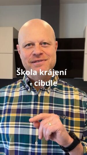 Roman Paulus Instagram - Další díl „školy krájení”. Tentokrat si ukážeme jak nakrájet cibuli. Ať už na nudličky nebo kostičky. 
Chce to trochu cviku, ale naučit se to dá!, věřte mi 😉, trochu už jsem toho nakrájel… 🤩🤣

Minulý díl krájení Vás podle všeho dost zaujal, to jsem moc rád! Budete chtít natočit víc takových triků z kuchyně? Co by Vás zajímalo? Napište mi do komentářů, rád je natočím. 
Už tady mám požadavky z minula - jak obracet vyhazováním na pánvičce nebo vysvětlení, na co který nůž je dobrý. Budu rád za další tipy 😉

A nezapomeňte mě sledovat ať Vám neutečou tyto prima triky a skvělé recepty. 

#tipy #triky #zajimavosti #noze #nuz #krajeni #cibule #zkuchyne #sefkuchar #romanpaulus #romanpauluschef