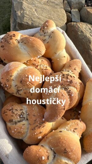 Roman Paulus Instagram - RECEPT NA SKVĚLÉ DOMÁCÍ HOUSTIČKY
 
Dnes mám pro Vás recept na úžasné domácí pečivo, které si určitě oblíbíte. Vůně domácího pečiva příjemně naladí každého, upečte si proto o víkendu tyto malé houstičky. Nebo, víte co? Upečte si je hned dneska večer, jsou tak skvělé, že si je hned o víkendu upečete znovu. 😊 Zpříjemní Vám začátek dne, když si je upečete ke snídani, i Vám hezky den zakončí… Skvěle se hodí i na party jako příloha třeba ke grilování nebo k obloženým mísám.
Nejlépe však chutnají ještě teplé s máslem.
 
A co vy? Pečete si pravidelně domácí pečivo? A jaké druhy? Jste spíš tým sladkých koláčů a buchet nebo tým chlebů a domácích rohlíků a houstiček? Dejte mi vědět do komentářů a nezapomeňte mě sledovat pro více skvělých receptů a triků do kuchyně.

Co budete potřebovat?

500 g vody
30 g cukru
30 g droždí
1 kg hladké mouky
125 g oleje
30 g soli
hrubozrnná sůl
kmín
mák
sezam

Jak budete postupovat?

Rozdrobené droždí smícháme se špetkou cukru, trochou vlažné vody a mouky, přikryjeme utěrkou a necháme na teplém místě vykynout. Z vykynutého kvásku, mouky, oleje, soli, cukru a zbytku vlažné vody vypracujeme hladké těsto, které přikryjeme utěrkou a necháme vykynout.
Z vykynutého těsta vyválíme na pomoučněném vále dlouhý válec, ze nějž odkrajujeme menší kousky (za mě nejlepší 40 g) a tvarujeme malé houstičky, bochánky nebo pletýnky, které pokládáme na plech vyložený pečicím papírem, přikryjeme utěrkou a necháme asi 20 minut kynout. Vykynuté banketky potřeme vodou, posypeme hrubozrnnou solí, kmínem, mákem nebo sezamem, vložíme do trouby předehřáté na 220 °C a pečeme asi 7-10 minut dozlatova.
Necháme vychladnout a podáváme.

Dobrou chuť!

#recepty #recept #pecivo #housky #banketka #rohliky #chleb #peceni #pecenie #pecenijeradost #peceniejeradost #jidlo #dnesjim #jidlonaprvnimmiste #jidlojelaska #jidlojezaklad #sefkuchar #romanpaulus #romanpauluschef