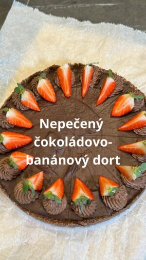 Roman Paulus Instagram - RECEPT NA JEDNODUCHÝ NEPEČENÝ ČOKOLÁDOVO-BANÁNOVÝ DORT

Nedávno jsem pro svoji dceru Helenku dělal narozeninový dort a vzhledem k tomu, že nám moc všem chutnal, podělím se s Vámi o recept.
Přání bylo jasné, nepečený dort a čokoláda 😊, tak jsem se do toho dal. Připravil jsem si banánovou ganache nalil jsem ji do nepečeného základu z máslových sušenek. Až Vás bude honit mlsná nebo budete potřebovat připravit nějaký jednoduchý ale lahodný dort, určitě vyzkoušejte. Je skvělý.
 
A co Vy? Jaké rychlé dorty připravujete pro své oslavence Vy? Pečete dorty nebo si je objednáváte v cukrárně? Dejte mi vědět do komentářů a nezapomeňte mě sledovat pro více skvělých receptů a triků do kuchyně.
 
 
Co budete potřebovat?
Na korpus
1 × balení (150 g) cookies
1 × balení (150 g) máslové sušenky
70 g pekanové ořechy
70 g máslo
 
Na čokoládo-banánovou ganache
400 g hořká čokoláda na vaření (52 %)
6 × banán
 
Na Pařížskou šlehačku
500 ml smetana na šlehání (33% tuku)
200 g hořké čokolády (52% kakaa)
na ozdobu jahody nebo jiné sezónní ovoce
 
Jak budete postupovat?
Nejprve si připravíme korpus

Korpus
Sušenky a ořechy rozsekáme v kuchyňském mixéru, přidáme skořici a změklé máslo.
Vše smícháme dohromady v sypké těsto, které však lze vytvarovat.
Natlačíme do formy a pevnou skleničkou udusáme v požadovaný tvar. Nezapomeneme dostatečně vytáhnout i okraje, které podrží náplň.
Necháme v lednici alespoň 2 hodiny zachladit a můžeme používat.

Na ganache
Čokoládu nad vodní lázní rozpustíme a společně s oloupanými a na kousky nakrájenými banány rozmixujeme dohladka. Vzniklou hmotu nalijeme na korpus a necháme v lednici znovu alespoň 2 hodiny (ideálně do druhého dne) ztuhnout.
Před servírováním necháme dort při pokojové teplotě krátce povolit.

Na dort můžete ještě vyšlehat Pařížskou šlehačku a ozdobit dort cukrářským sáčkem. Smetanu si zahřejeme, přidáme čokoládu, nakrájenou na kousky a rozpustíme ji. Směs necháme vychladnout (nejlépe do druhého dne, stejně jako dort) do lednice odpočinout. Druhý den krém vyšleháme na nízké otáčky šlehačem (pozor na přešlehání!) a použijeme ji na dozdobení dortu. Radost a potěšení bude ještě větší.
Každou porci ještě ozdobíme jahodami.

Ať se Vám podaří!!!