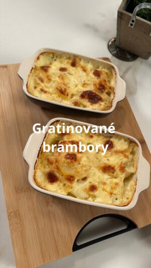 Roman Paulus Instagram - RECEPT NA GRATINOVANÉ BRAMBORY

Dnes mám pro Vás tip na super přílohu. Gratinované brambory se podávají jako luxusní příloha třeba ke steaku nebo je můžete servírovat jako já, k masovým špízům. Můžete je však podávat i jen tak, samostatně. Jejich příprava je snadná, stačí Vám pár surovin, zapečení v troubě a dobrota je na světě. Pokud hledáte nějakou změnu v jídelníčku, můžu vřele doporučit.
 
Na tyto gratinované brambory jsem použil malé zapékací misky z mé kuchyňské řady MasterPro by Roman Paulus. Tato kolekce kuchyňských produktů bude k dispozici v prodejnách Lidl od 22.2. – 25.2. 2024. Využijte speciální příležitosti a zakupte si výrobky s mým podpisem přímo na jednotlivých hrncích, pánvičkách i mixerech.
 
A jakou přílohu děláte doma nejčastěji Vy? Rýži, brambory, těstoviny nebo něco úplně jiného? Dejte mi vědět do komentářů a nezapomeňte mě sledovat pro více super rychlých receptů a tipů do kuchyně.
 
 
Co budete potřebovat?

800 g brambor
500 ml smetanu
4 stroužky česneku
čerstvý tymián
sůl
 
Jak budete postupovat?

Brambory oloupejte a nakrájejte na plátky. Do hrnce vlijte smetanu, osolte, přidejte nasekaný tymián a nasekaný česnek a promíchejte. Do vroucí smetany vložte brambory a několik minut vařte. Přendejte do zapékací mísy (já jsem použil 4 malé) a pečte v troubě předehřáté na 180 °C 35 – 40 minut (ze začátku můžete péct pod pokličkou nebo alobalem).
 
Dobrou chuť!

#recepty #recept #brambory #zapecene #gratinovane #gratinovanebrambory #zapecenebrambory #priloha #jidlojezaklad #jidlonaprvnimmiste #jidlo #obed #vecere #dnesjim #dnesjem #sefkuchar #romanpaulus #romanpauluschef #mastertheprowithin #lidlcz #spoluprace