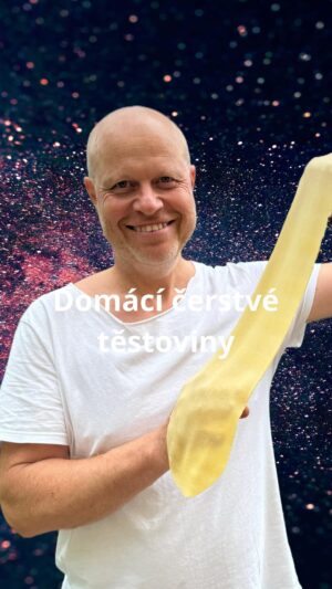 Roman Paulus Instagram - RECEPT NA DOMÁCÍ TĚSTOVINY
 
Dnes mám pro Vás něco speciálního – recept na domácí čerstvé těstoviny! 🌟 S trochou mouky a vajíček, vykouzlíte tu nejlepší „pastu“ přímo u vás doma. 🥚🍝

Naučte se se mnou připravit dokonalé těstoviny, které se rozplývají na jazyku. Ať už jste fanoušci jakýchkoli těstovin, domácí těstoviny vám otevřou nový svět chutí. 🌾🍝

PS – a skvělou rajčatovou omáčku na tyto úžasné domácí těstoviny si ukážeme v příštím příspěvku.
Uvidíte, že si pořádně pochutnáte.
 
Zkoušeli jste už někdy dělat těstoviny doma? Dejte mi vědět v komentářích a označte někoho, kdo by to měl zkusit taky! 👩‍🍳👨‍🍳 a nezapomeňte mě sledovat pro více jednoduchých a skvělých receptů a triků do kuchyně.
 
Co budete potřebovat?

4 × vejce
400 g​ hrubé mouky nebo semolina
olivový olej
sůl
 
Jak budete postupovat?

Mouku, vejce, sůl a pár kapek olivového oleje vložte do robota, nebo zpracujte ručně v hladké těsto. Používáte-li robota, po zamíchání krátce zpracujte těsto ještě ručně. V případě potřeby podsypávejte moukou. Hotové těsto zabalte do potravinářské fólie a vložte asi na 20 minut do lednice odpočinout.
 
Uleželé těsto rozdělte na osm částí, zmáčkněte a podsypejte moukou. Projeďte strojkem, přeložte na poloviny a opět vložte do strojku. Otvor ve strojku postupně zužujte, až získáte tenký plát těsta, který pomocí druhé části strojku nakrájejte na rovnoměrné tagliatelle.
 
Čerstvé těstoviny vařte ve vroucí osolené vodě asi 2 minuty. Občas je promíchejte. Uvařené těstoviny vložte ihned do pánve, přidejte trochu vody z vaření a rajčatovou omáčku – tu najdete v příštím příspěvku.

#recepty #recept #zdraverecepty #domaci #testoviny #domacitestoviny #homemade #pasta #mouka #vejce #olivovyolej #romanpauluschef #jidlojezaklad #jidlonaprvnimmiste #jidlo #obed #vecere #dnesjim #dnesjem #sefkuchar #romanpaulus #romanpauluschef