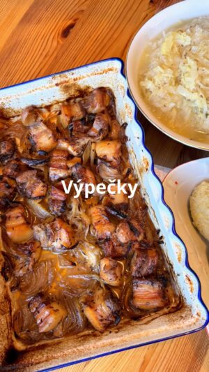 Roman Paulus Instagram - VEPŘOVÉ VÝPEČKY NA PIVU SE ZELÍM A CHLUPATÝM KNEDLÍKEM

O víkendu jsem měl chuť na českou klasiku, tak jsem udělal výpečky na pivu. Je to opravdu snadné, pojďte si je udělat se mnou, garantuji Vám, že si pochutnáte. Jako přílohu jsem udělal chlupaté knedlíky, na které Vám dám recept zase zítra. Nebo můžete zkusit moje oblíbené hrnečkové knedlíky, které mám připnuté na profilu. K tomu zelí a hezky vychlazené pivo a nedělní hostina bude zaručená.
 
Kdo z Vás dělá výpečky pravidelně? Nebo raději volíte dietnější jídla? Dejte mi vědět do komentářů a nezapomeňte mě sledovat pro více snadných receptů a tipů do kuchyně.
 
Co budete potřebovat?

1,5 kg vepřového boku bez kosti
hrst česneku
3 × cibule
1 × lžíce celého kmínu
sůl a pepř
bobkový list
0,5 l 12° světlého piva
200 ml vepřového vývaru 
 
Jak budete postupovat?

Maso nakrájíme na kostky velké asi 2 × 2 cm a vložíme do pekáče společně s celými stroužky česneku a cibulí pokrájenou na větší kusy. Okořeníme kmínem, solí, pepřem a promícháme. Podlijeme pivem, trochou vývaru a pečeme v troubě rozpálené na 160 °C asi 2 hodiny pod pokličkou nebo zabalené do alobalu, poté alobal či pokličku sundáme a pečeme ještě další hodinu. V průběhu pečení podléváme pivem či vývarem podle potřeby.

Jako přílohu jsem udělal chlupaté knedlíky a zelí, na recept se můžete těšit už zítra.
 
Dobrou chuť!

#recepty #recept #tradicni #tradicnirecepty #klasika #veprove #maso #vypecky #knedliky #zeli #jidlojezaklad #jidlonaprvnimmiste #jidlo #obed #vecere #dnesjim #dnesjem #sefkuchar #romanpaulus #romanpauluschef
