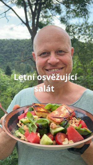 Roman Paulus Instagram - RECEPT NA RYCHLÝ LETNÍ SALÁT

Hledáte osvěžující a rychlý recept na léto? Vyzkoušejte tento lahodný salát z okurky, melounu, rajčat a opečeného řeckého sýra! 🥒🍉🍅🧀 Perfektní kombinace chutí a barev, která vás okamžitě přenese do slunečného středomoří.

Dnešní tip na rychlou večeři je skvělá volba. Je to jednoduché, rychlé a hlavně osvěžující! Perfektní na letní grilovačky nebo jako lehký oběd či večeři.

Určitě vyzkoušejte a dejte mi vědět do komentářů, jak jste si na něm pochutnali. Recept si uložte, ať ho zbytečně nehledáte a nezapomeňte mě sledovat pro více skvělých a jednoduchých receptů a triků do kuchyně.
 
Co budete potřebovat?
Na 4 porce

300 g ​​rajčat
300 g ​​okurek
bazalka
300 g ​​meloun červený
200 g​​řecký sýr na gril
Olivový olej
Balsamico crema
Pepř
Kešu oříšky
 
Jak budete postupovat?

Nejprve si na pánvičce na olivovém oleji opečeme řecký sýr vhodný na gril, dokud nebude krásně zlatavý a lehce křupavý. (můžete samozřejmě si ho opéct na grilu). Okurky, rajčata a meloun si nakrájíme na kostičky cca 1,5 x 1,5 cm veliké a smícháme je dohromady v misce. Přidáme nahrhanou čerstvou bazalku a zakápneme citrónovou šťávou.  Přendáme na talíř, polejeme zlehka olivovým olejem a krémovým balsamicem a přidáme kešu oříšky. Nahoru dáme opečený řecký sýr a můžeme podávat.

Dobrou chuť.

#recepty #recept #zdraverecepty #letni #letnirecepty #rychle #rychlerecepty #osvezujici #osvezeni #syr #grilovani #zelenina #meloun jidlojezaklad #jidlonaprvnimmiste #jidlo #obed #vecere #dnesjim #dnesjem #sefkuchar #romanpaulus #romanpauluschef