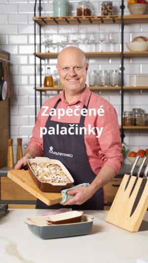 Roman Paulus Instagram - ZAPEČENÉ PALAČINKY S TVAROHEM
 
Včera jsme si ukázali jak správně postupovat při přípravě palačinek a dnes si palačinky naplníme tvarohovou náplní a zapečeme je v troubě. A kdo říká, že palačinky jsou jen nudné jídlo pro děti, bude muset tentokrát hodit zpátečku. Je to velice luxusní záležitost! A garantuji Vám, že si pochutnáte.

Tento recept na zapečené palačinky je jedním z receptů s využitím výrobků z kolekce MasterPro by Roman Paulus. V Lidlu bude tato kolekce k prodeji od 22.2. – 25.2. 2024. Využijte speciální příležitosti a zakupte si výrobky s mým podpisem přímo na jednotlivých hrncích, pánvičkách, mixerech i zapékacích miskách.
 
Vyzkoušeli jste už někdy zapečené palačinky? Máte raději palačinky na sladký způsob nebo na slaný? Dejte mi vědět do komentáře a nezapomeňte mě sledovat pro více skvělých receptů a triků do kuchyně.
 
Co budete potřebovat?
 
Těsto na palačinky
150 g hladké mouky
sůl
2 × vejce “M”
300 ml čerstvého mléka (3,5 % tuku)
 
Tvarohová náplň
250 g tučného tvarohu
50 g cukru krystal
20 g vanilkového cukru
1 × žloutek
1 × citron (kůra)
 
Zálivka z vajec
250 ml čerstvého mléka (3,5 % tuku)
50 ml čerstvé smetany ke šlehání
50 g cukru krystal
2 × vejce „M“
40 g vanilkového cukru
 
Jak budete postupovat?

Palačinky
Z mouky, špetky soli, vajec a mléka připravte řídké těsto na palačinky a v teflonové pánvi s přepuštěným máslem upečte několik palačinek. To jsme si pěkně ukázali už ve včerejším reelsu.
Tvarohová náplň
Z tvarohu, cukru, vajec, citronové kůry a citronové šťávy připravte náplň, kterou nechte v lednici odstát.
Zálivka z vajec
Smíchejte mléko, smetanu a vejce, přidejte cukr a rozšlehejte.
Zapečené palačinky
Po vychladnutí potřete palačinky tvarohovou náplní, překrojte na poloviny a skládejte do zapékací mísy. Poté přelijte zálivkou a pečte v předehřáté troubě na 170 °C přibližně 30 minut, do ztuhnutí zálivky. Zapečené palačinky posypte moučkovým cukrem a podávejte.
 
Dobrou chuť!

#recepty #recept #palacinky #zapecene #zapecenepalacinky #peceni #pecenie #peceniejeradost #pecenijeradost #dezert #svacina #kekave #sefkuchar #romanpauluschef #romanpaulus #mastertheprowithin #spoluprace #lidlcz