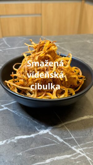 Roman Paulus Instagram - RECEPT NA VÍDEŇSKOU SMAŽENOU CIBULKU
 
V minulém receptu – na sváteční vídeňskou roštěnou jsem na dokončení použil smaženou vídeňskou cibulku, na kterou jsem Vám slíbil recept. Tak tady je. Je nádherně křupavá a velice chutná.
Můžete ji použít právě na naši zmíněnou roštěnou, ale i na guláš.
 
A co Vy, smažíte si vlastní cibulku nebo raději kupujete v obchodě? Dejte mi vědět do komentářů a nezapomeňte mě sledovat pro více skvělých receptů a triků do kuchyně.
 
Co budete potřebovat?

2 střední cibule
4 pl hladké mouky
1 kl sladké papriky
Sádlo nebo olej
 
Jak budete postupovat?

Cibuli pokrájíme na opravdu tenká kolečka. V misce si připravíme směs z hladké mouky a papriky. Kolečka cibule opatrně rozdělíme na jednotlivé dílky a obalíme ve směsi.
Cibuli ihned osmažíme ve vyšší vrstvě tuku dozlatova. Je dobré si obalit jen takové množství najednou, které následně osmažíme a poté si připravit další várku.
Smaženou cibulkou pak dozdobíme roštěnou nebo guláš.

Dobrou chuť!

#recepty #recept #tradicni #svatecni #viden #ozdoba #dekorace #cibule #cibulka #rostena #gulas #jidlojezaklad #jidlonaprvnimmiste #jidlo #obed #vecere #dnesjim #dnesjem #sefkuchar #romanpaulus #romanpauluschef