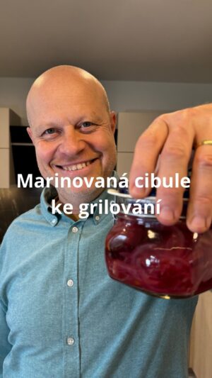 Roman Paulus Instagram - RECEPT NA MARINOVANOU ČERVENOU CIBULI

V minulém reelsu jsem Vám ukázal jak si připravit skvělou sekanou a použil jsem k ní právě tuto úžasnou cibuli. 
Marinovaná neboli nakládaná červená cibule se skvěle hodí do domácích burgerů, hotdogů nebo jako doplněk k pečenému či grilovanému masu. Nejlepší na ní je, že si ji snadno připravíte doma a po třech - pěti dnech v zavařovací sklenici si na ní můžete začít pochutnávat 😉.

Toto musíte vyzkoušet! Je to opravdu pecka! Recept si určitě uložte ať ho lehce najdete k brzké jarní grilovačce nebo k nedělnímu obědu.

A co vy, jaké pikantní dochucovadla používáte ke grilovanému masu? Napište mi do komentářů a nezapomeňte mě sledovat pro více skvělých receptů a tipů do kuchyně. 

Co budete potřebovat?

250 ml voda 
250 ml červený vinný ocet 
100 g krupicový cukr 
3 × bobkový list 
5 × badyán 
2 g čerstvý tymián 
sůl 
20 g pálivá paprička 
300 g červená cibule

Jak budete postupovat?

V hrnci přivedeme k varu vodu, ocet, cukr a koření (bobkový list, badyán a tymián).
Jakmile krátce povaříme, osolíme a přidáme nasekanou chilli papričku a červenou cibuli nakrájenou na nudličky po vlákně. 2–3 minuty vaříme mírným varem a ještě horkou naplníme do čisté sklenice.
Naplněnou sklenici uzavřeme, otočíme dnem vzhůru a necháme vychladnout. Před podáváním necháme alespoň 5 dní odležet.
Marinovanou cibuli skladujeme v lednici v uzavřené sklenici, kde vydrží minimálně 1 měsíc.
Podáváme do burgerů, hotdogů, salátů či ke grilovanému masu.

Ať si pochutnáte!!

#recepty #recept #rychlerecepty #zelenina #cibule #nakladanazelenina #nakladanacibule #priloha #pikantni #grilovani #jidlojezaklad #jidlonaprvnimmiste #jidlo #obed #vecere #dnesjim #dnesjem #sefkuchar #romanpaulus #romanpauluschef