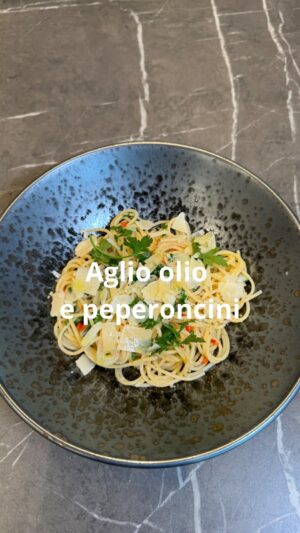 Roman Paulus Instagram - SPAGHETTI AGLIO OLIO E PEPPERONCINO
 
Máte rádi rychlé večeře?  Tak to jste tady správně! Tenhle pokrm budete mít na stole než stačíte vyslovit celý jeho název správně… 😊.
Stačí jen pár kvalitních surovin, chvilka času a můžete s láskou podávat hladovým strávníkům.
A věřte mi, že si pochutnáte!
 
A jaké rychlé večeře doma děláte Vy? Vaříte často italské těstoviny s omáčkou? Dejte mi vědět do komentáře a nezapomeňte mě sledovat pro více skvělých receptů a triků do kuchyně.
 
Co budete potřebovat?
Na 4 porce

400 g těstovin – sušených špaget
12 stroužků česneku
1 pálivá paprička
Olivový olej
Sůl a pepř
Velkolistá petržel
Parmezán
 
Jak budete postupovat?
 
Těstoviny uvařte al dente podle návodu na obalu (těstoviny se ještě dovaří v omáčce).
Do rozehřáté pánve nalijte trochu olivového oleje, přidejte na plátky nakrájený česnek a opečte dozlatova (pozor na přepečení – česnek potom zhořkne). Přidejte nasekané chilli papričky a podlijte malým množstvím vody z vaření těstovin. Těstoviny sceďte, dejte do pánve a podlijte opět trochou vody z těstovin. Osolte, opepřete a posypejte petrželkou, promíchejte a přelijte trochou olivového oleje. Podávejte s nastrouhaným parmezánem.
 
Dobrou chuť!

#recepty #recept #rychle #rychlerecepty #italie #italskakuchyne #spagety #aglio #aglioolio #cesnek #jidlojezaklad #jidlonaprvnimmiste #jidlo #obed #vecere #dnesjim #dnesjem #sefkuchar #romanpaulus #romanpauluschef