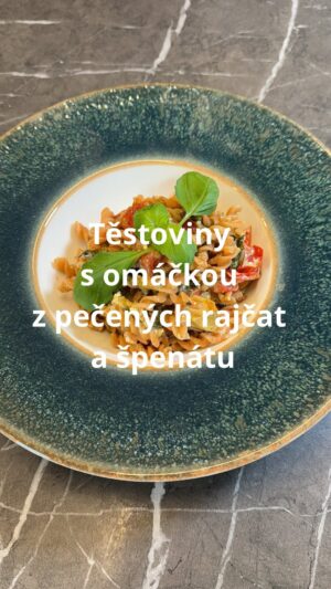 Roman Paulus Instagram - RECEPT NA TĚSTOVINY S PEČENOU OMÁČKOU Z RAJČAT, ŠPENÁTU A SÝRU

Tyto krémové těstoviny s pečenými rajčaty, špenátem a sýrem si prostě zamilujete! Snadné a rychlé na přípravu a chuťově naprosto jedinečné. Ideální jak pro běžnou večeři, tak i speciální příležitosti. Tohle ve Vašem portfoliu večeří prostě nemůže chybět. Určitě vyzkoušejte, pochutná si celá rodina.
 
Máte rádi těstoviny? Na jaký způsob si je připravujete Vy? My většinou carbonara, bolognese, ale od té doby, co jsem poprvé uvařil tento recept, jsou jasným favoritem tyto krémové rajčatové těstoviny. Dejte mi vědět do komentářů jaké těstoviny máte rádi Vy a nezapomeňte mě sledovat pro více skvělých receptů a triků do kuchyně.
 
Jak budete postupovat?

Pro 4 osoby
1 balení těstovin (já použil čočkové)
200 g čerstvý špenát
250 g cherry rajčata
5 stroužků česneku
150 g krémový sýr Palouček
150 g balkánský sýr nebo sýr Feta
3-4 lžíce olivového oleje
4 lžíce bazalkového pesta
Sůl, pepř, chilli vločky

Jak budete postupovat?
 
Do velké pečící misky si rozložíme listy špenátu, nahoru pokládáme cherry rajčata, stroužky česneku, smetanový i balkánský sýr a pesto. Vše zastříkneme olivovým olejem a dochutíme solí, pepřem a chilli vločkami.
Pečeme v předehřáté troubě na 180 °C asi 40 minut, dokud nejsou rajčata měkká.
Mezi tím si uvaříme v osolené vodě těstoviny, dle návodu. Vyzkoušejte neobvyklé luštěninové těstoviny, nikdo nepozná, že jste použili a vy uděláte super věc pro své zdraví.
Pekáč vytáhneme z trouby, rozmělníme vidličkou nebo vařečkou na jednolitou hmotu (česnek je potřeba rozmělnit více), přidáme těstoviny a dobře promícháme. Pokud je omáčka příliš hustá, můžete jí naředit trochou vody z těstovin.
Servírujeme do hlubší misky a ozdobíme čerstvou bazalkou a mletým černým pepřem.
 
Dobrou chuť.

#recepty #recept #zdraverecepty #zelenina #rajcata #spenat #cesnek #balkanskysyr #feta #testoviny #omacka #jidlojezaklad #jidlonaprvnimmiste #jidlo #obed #vecere #dnesjim #dnesjem #sefkuchar #romanpaulus #romanpauluschef