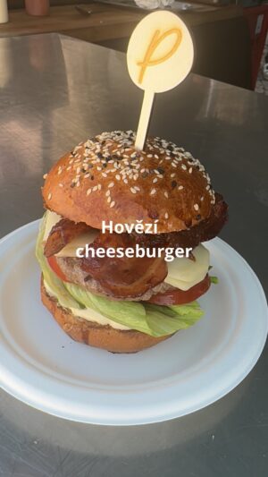 Roman Paulus Instagram - RECEPT NA DOMÁCÍ HOVĚZÍ CHEESEBURGER
 
O víkendu jsme byli v Litomyšli na burger festivalu, na kterém jsme připravovali úžasné šťavnaté burgery. Říkal jsem si, že by nebylo špatné si udělat takový malý „burgerový speciál“ a „poradit“ Vám jak na ně 😊.
Burgery jsou plné chuti, šťavnaté kvalitní hovězí maso s čerstvou zeleninou a skvělou máslovou brioškou, na kterou jsem Vám dal recept v předcházejícím příspěvku.🥩🥬🍅
Perfektní pro letní grilování nebo rychlou večeři s rodinou a přáteli. Připravte si tento burger doma a zažijte skutečnou chuť poctivého hovězího burgeru. 😋✨
 
A jaký je váš tajný trik na dokonalý burger? Podělte se s námi a označte někoho, kdo by si tento recept neměl nechat ujít! 👨‍🍳👩‍🍳 A nezapomeňte mě sledovat pro více skvělých receptů a triků do kuchyně
 
Co budete potřebovat?
 
800 g mletého hovězího masa (ideálně 20 % loje)
sůl a pepř
8 plátků sýra
4 domácí bulky na burger
Česneková nebo Chilli majonéza
ledový salát
plátky rajčat
cibulová marmeláda
naložená okurka (může být navíc)
opečené plátky slaniny
 
Jak budete postupovat?
 
Maso vytvarujeme, osolíme, opepříme a opečeme v rozehřátém grilu z obou stran. Před dokončením položíme na maso sýr a plátky opečené slaniny.
Housku na burger rozkrojíme a opečeme v grilu na trošce másla.
Vnitřní části housky potřeme česnekovou nebo chilli majonézou. Na spodní část housky položíme list ledového salátu, plátky rajčat, maso se slaninou a sýrem, můžeme přidat plátky kyselé okurky, dokončíme cibulovou marmeládou a přiklopíme vrchní částí housky.
 
Dobrou chuť
 
#recepty #recept #burger #hamburger #maso #hovezi #mlete #gril #grilovani #grill #party #leto #sezona #rajcata #salat #majoneza #obed #vecere #jidlo #jidlonaprvnimmiste #jidlojelaska #jidlojezaklad #sefkuchar #romanpaulus #romanpauluschef