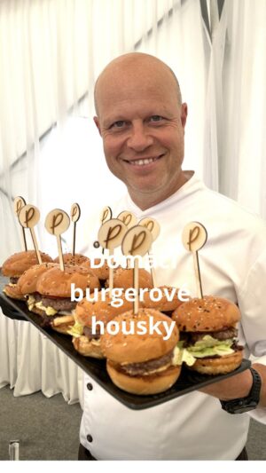 Roman Paulus Instagram - RECEPT NA SKVĚLÉ DOMÁCÍ HOUSKY NA HAMBURGERY

Grilovací sezóna je v plném proudu, a to jak ta domácí, tak i ta festivalová. Dnes Vás zdravím z festivalu @burgerstreetfestival z Litomyšle, kde máme @bistro_paulus stánek s těmi nejlepšími burgery. Určitě přijďte ochutnat a pokud to máte daleko, určitě vyzkoušejte naše vynikající hamburgerové housky.
Na čerstvě připraveném hamburgeru si pochutnáte úplně nejvíce, to je jasné. Základem dobrého hamburgeru hamburgeru není jen kvalitní mleté hovězí maso, ale také bulka, čerstvě upečená a nadýchaná. A na bulky si dneska ukážeme videonávod.

V jednom z dalších videí si ukážeme i přípravu burgerů samotných.

Grilujete také burgery nebo si na ně raději skočíte na festival nebo do fast foodu? A hlavně s kým se dneska v sobotu 20.7. nebo zítra v Litomyšli uvidím 😊.
Dejte mi vědět do komentářů a nezapomeňte mě sledovat pro více skvělých receptů a triků do kuchyně.

Co budete potřebovat?

Na 7 housek

17 g droždí
35 g cukru
250 ml mléka
250 g hladké mouky
250 g polohrubé mouky
14 g soli
65 g másla
1× vejce „M“
sezam na posypání
na potření vejce “M”

Jak budete postupovat?

Droždí smícháme s trochou cukru a vlažného mléka a na teplém místě necháme vzejít kvásek.
Z mouky, soli, zbytku cukru, másla, 1 vejce, zbytku mléka a kvásku vypracujeme, ideálně v kuchyňském robotu, hladké těsto, které přikryjeme utěrkou nebo fólií a necháme na teplém místě kynout, až zdvojnásobí svůj objem.
Vykynuté těsto přendáme na pomoučněnou pracovní plochu, propracujeme rukama a rozdělíme kousky o váze 120 g, ze kterých vytvarujeme hladké bochánky, přemístíme na plech vyložený pečicím papírem, překryjeme utěrkou a opět necháme kynout, až zdvojnásobí svůj objem.
Nakynuté bochánky pomažeme rozšlehaným vejcem a posypeme sezamem.
Pečeme v troubě předehřáté na 190 °C asi 13 minut dozlatova.
Po vyndání z trouby necháme vychladnout (15-20 minut), až poté rozkrajujeme.
 
Ať se Vám povedou!! ⭐️
A na viděnou v Litomyšli.

#recepty #recept #burger #burgerovebulky #bulky #housky #gril #grilovani #grill #leto #sezona #peceni #pecenijeradost #jidlo #sefkuchar #romanpauluschef #romanpaulus #foodfestival @paulus.catering #pauluscatering