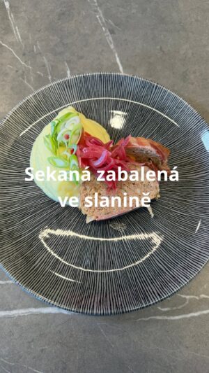 Roman Paulus Instagram - RECEPT NA SEKANOU ZABALENOU VE SLANINĚ

Dnes mám zde recept pro všechny milovníky klasické české kuchyně. Sekanou, ozvláštněnou tím, že ji zabalíme do slaniny. Čeká Vás krásná podívaná, úžasná vůně i chuť. Určitě vyzkoušejte, nebudete litovat.

Můžeme podávat s bramborovou kaší nebo malými brambory a marinovanou cibulí. Na tuto pochoutku Vám dám recept zase v příštím příspěvku.
 
A co Vy? Co dneska budete mít k obědu Vy? Podělte se s námi do komentářů a nezapomeňte mě sledovat pro více skvělých receptů a tipů do kuchyně.
 
Co budete potřebovat?

800 g mletého masa mix
Sůl a pepř
1 × hrst sekané listové petržele
1 × cibule
pálivá mletá paprika
2 × vejce
2 × stroužky česneku
2 × housky
250 ml plnotučného mléka
2 × lžíce plnotučné hořčice
200 g delikatesní slaniny
 
 
Jak budete postupovat?

Pečivo (nejlépe z předešlého dne) namočíme do mléka a necháme nasáknout.
Mleté maso osolíme, opepříme, přidáme najemno nasekanou petržel a cibuli, mletou papriku, vejce, prolisovaný česnek, vyždímané pečivo, hořčici a dobře promícháme.
Mokrýma rukama vytvarujeme dvě šišky, které ozdobně zabalíme do slaniny a vložíme do pekáče s trochou vody. Pečeme v troubě vyhřáté na 180 °C 40-45 minut. Podle potřeby podléváme vodou.
Podáváme s bramborovou kaší nebo malými brambory a marinovanou cibulí – na tuto pochoutku Vám dám recept zase v příštím videu – máte se na co těšit.
 
Dobrou chuť!

#recepty #recept #tradicni #ceske #ceskejidlo #sekana #slanina #brambory #jidlojezaklad #jidlonaprvnimmiste #jidlo #obed #vecere #dnesjim #dnesjem #sefkuchar #romanpaulus #romanpauluschef
