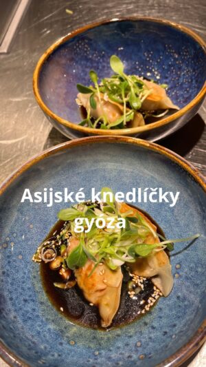 Roman Paulus Instagram - RECEPT NA ASIJSKÉ KUŘECÍ KNEDLÍČKY GYOZA
 
Máte rádi exotické pokrmy? A jak jste na tom s japonskými specialitami? Kromě dobře známého sushi si doma lehce zvládnete připravit i tento oblíbený japonský pokrm – knedlíčky gyoza. Jednoduché a kaloricky odlehčené jídlo (které se teď po Vánocích určitě bude hodit 😊) a přitom tak skvělé na chuť. Vyzkoušejte je se mnou, nebudete litovat.
PS- hodně jste se na tento recept ptali, když jsem zveřejňoval storíčka z degustační večeře, tak tady je 😍
 
Experimentujete v kuchyni rádi? Jaká exotická jídla vaříte nejčastěji? Dejte mi vědět do komentářů a nezapomeňte mě sledovat pro více skvělých jednoduchých receptů a triků do kuchyně.
 
Co budete potřebovat?
400 g kuřecích stehenních řízků
20 g česneku
30 g lahůdkové cibulky
100 g   2 lžíce sójové omáčky
12 g koření Togarashi
pepř
300 g těsta na Gyoza knedlíčky
100 g rýžového octa
1 g sezamového oleje
30 g cukru
100 g rostlinného oleje
sezamová semínka na ozdobu
lahůdková cibulka na ozdobu
 
Jak budete postupovat?
Maso nasekáme v elektrickém mixéru najemno a ochutíme nadrobno nakrájeným česnekem, lahůdkovou cibulkou, dvěma lžícemi sójové omáčky a kořením Togarashi.
Z těsta, které lehce seženete v asijských obchodech, odebereme jeden plátek, kraje prstem potřeme vodou, do centra vložíme náplň a uzavřeme. Náplň vystačí asi na 24 knedlíčků (do knedlíčku přijde přibližně 20 g náplně).
V hrnci zahřejeme sójovou omáčku, rýžový ocet, sezamový olej a cukr. Zahříváme, dokud se cukr nerozpustí.
Připravené knedlíčky dozlatova opékáme v pánvi s rozpáleným olejem, pouze z jedné strany. Poté přidáme trochu vody, přiklopíme pokličkou a na mírném plameni asi 2 minuty dovaříme, aby maso bylo propečené. Pokud máte parní troubu, můžete jí použít, jako já.
Hotové knedlíčky nandáme na talíř, posypeme černým a bílým sezamem, sekanou lahůdkovou cibulkou a podáváme spolu s miskou připravené omáčky a párem asijských hůlek.
Dobrou chuť!

#recepty #recept #zdraverecepty #exotika #japonsko #japonskejidlo #gyoza #kureci #jidlojezaklad #jidlonaprvnimmiste #jidlo #obed #vecere #dnesjim #dnesjem #sefkuchar #romanpaulus #romanpauluschef