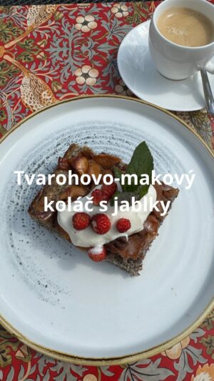 Roman Paulus Instagram - RECEPT NA JABLKOVÝ KOLÁČ S TVAROHEM A MÁKEM
 
Máte rádi vláčné koláče? Tak určitě vyzkoušejte můj nový recept na tento skvělý tvarohovo-makový koláč s ovocem. Já jsem tentokrát využil jablka z mrazáku, ale úžasně budou chutnat i hrušky. Báječné třené tvarohovo-makové těsto Vás překvapí svojí chutí, kterou ještě umocní karamelizované ovoce. Jestli si chcete opravdu pochutnat, toto je to „pravé ořechové“, a to doslova 😊.
 
A jaký dezert jste pekli o víkendu Vy? Napište mi do komentářů, na jaké dobrotě jste si pochutnali a nezapomeňte mě sledovat pro více skvělých receptů a triků do kuchyně.
 
Co budete potřebovat?
Na malý plech nebo dortovou formu
(na velký plech použijte dvojitou dávku – jako já)
 
Na tvarohovo-makové těsto

180 g máslo
140 g krupicový cukr
0,5 × vanilinový cukr
1 × špetka mletá skořice
3 × vejce “M”
250 g polotučný tvaroh
0,5 × kypřicí prášek
100 g mletý mák
170 g hladká mouka
1 × špetka sůl
 
Na jablkovou náplň

50 g máslo
5 × jablka
2 × lžíce krupicový cukr
100 g ořechy (pekanové, vlašské, lískové,….)
 
Jak budete postupovat?

Na třené tvarohovo-makové těsto

V robotu vyšleháme do pěny změklé máslo, krupicový a vanilinový cukr. Poté zašleháme vejce – postupujeme pomalu, po jednom vejci. Přidáme tvaroh, přisypeme kypřicí prášek, mouku, mák, špetku soli a pořádně promícháme. Vyšlehané těsto přendáme na pekáč nebo do dortové formy zespoda vyloženou pečicím papírem a stěrkou jej rovnoměrně rozetřeme.

Na zkaramelizovaná jablka

Jablka nakrájíme na kousky a v pánvi s rozehřátým máslem je posypeme cukrem a necháme zkaramelizovat. Můžete použít i jiné ovoce – úžasné budou i hrušky. Já jsem použil jablka, která jsem měl zamražená v mrazničce, můžete přidat i další mražené ovoce. Ke zkaramelizovanému ovoci přimícháme ořechy, (já jsem měl pekanové, ale skvěle chutnat budou i vlašské nebo lískové), dobře promícháme a naneseme na makové těsto ve formě či na plechu.

Pokračování v komentářích 😉