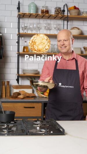 Roman Paulus Instagram - RECEPT NA PALAČINKOVÉ TĚSTO
 
Dnes mám pro Vás první z receptů, které jsem Vám slíbil. Odhlasovali jste si palačinky, takže tady jsou. Dnes si dáme základní palačinkové těsto a zítra si dáme vyšší level v podobě zapečených palačinek.

Na palačinky jsem použil pánvičku z mé řady MasterPro by Roman Paulus, kuchyňských produktů, které bych Vám rád přestavil a které si budete moci zakoupit v prodejnách Lidl od 22.2.2024.

Palačinky milujeme všichni, malí, velcí, na mnoho způsobů, s čokoládou, džemem, tvarohem, šlehačkou nebo ovocem – způsobů na servírování palačinek je tolik, kolik je chutí a rodinných receptů. Připravte si se mnou dokonalé palačinky a nezapomeňte, že zítra bude pokračování, které si musíte udělat.

A jak máte palačinky nejraději Vy? S nutelou, marmeládou, tvarohem nebo zapečené? Dejte mi vědět do komentářů a nezapomeňte mě sledovat pro více skvělých receptů a triků do kuchyně.
 
Co budete potřebovat?
1 dávka = 6 palačinek
 
150 g hladké mouky
2 × vejce “M”
sůl
300 ml čerstvého mléka (obsah tuku 3,5 %)
přepuštěné máslo na smažení
 
Jak budete postupovat?
 
V míse smíchejte mouku, špetku soli, vejce a trochu mléka. Zbytek mléka přilévejte postupně a vypracujte hladké těsto bez hrudek. Pokud bude příliš husté, nařeďte mlékem. Těsto nechte několik minut odpočívat. Palačinky usmažte v rozehřáté pánvi s přepuštěným máslem.
 
Ať se Vám povedou!
 
#recepty #recept #peceni #pecenie #pecenijeradost #dezert #svacina #snidane #obed #vecere #palacinky #testo #kekave #sefkuchar #romanpauluschef #romanpaulus #mastertheprowithin #spoluprace #lidlcz
