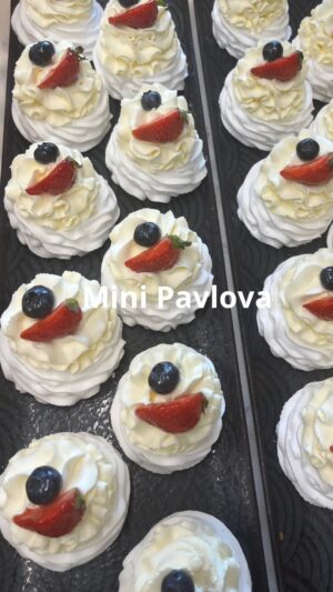 Roman Paulus Instagram - MINI PAVLOVA S LESNÍM OVOCEM

Pavlova je křehký dezert, který se těší velké popularitě hlavně v anglicky mluvících zemích, ale pomalu se jeho věhlas dostává i k nám do Čech. Udělejte si tento krásný dezert se mnou a já Vám garantuju, že to bude ten nejvyhledávanější dezert vaší oslavy nebo párty.

Znáte zákusky mini pavlova nebo jste už vyzkoušeli velkou pavlovu? Dejte mi vědět do komentářů a nezapomeňte mě sledovat pro více skvělých receptů a tipů do kuchyně.
 
Co budete potřebovat?

300 g bílky (300 g = asi 10 vajec)
150 g krystalový cukr
600 g moučkový cukr
2 × lžíce kukuřičný škrob
 
Lemon curd
200 g krupicového cukru
2 × kůra z dvou bio citronů
100 ml citronové šťávy
6 × žloutků
115 g studeného másla
 
K dozdobení
šlehačka
drobné ovoce – maliny, borůvky, jahody
 
Jak budete postupovat?
Bílky šleháme s krystalovým cukrem minimálně 5 minut do tuha, poté krátce vmícháme moučkový cukr promíchaný se škrobem a znovu krátce zašleháme.
Takto připravenou hmotu nandáme do cukrářského sáčku s ozdobnou špičkou a nanášíme na plech vystlaný pečicím papírem do podoby malých mističek či hnízd.
Sušíme v troubě předehřáté na 80 °C 1,5–2 hodiny.
Vychladlá hnízdečka plníme citrónovým krémem a ušlehanou šlehačkou a dozdobíme lesním ovocem. Můžeme dozdobit i jedlými květy.

Ať se Vám povedou!

#recepty #recept #sladkerecepty #peceni #pecenie #pecenijeradost #peceniejeradost #pavlova #minipavlova #minidezerty #dezert #svacina #kekave #sefkuchar #romanpauluschef #romanpaulus