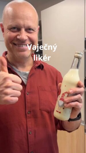 Roman Paulus Instagram - RECEPT NA VAJEČNÝ LIKÉR

Honí Vás po večerech mlsná? Rádi si sem tam dáte večer něco dobrého na zub? Nebo si marně lámete hlavu čím obdarovat babičky, které “přece nic nepotřebují”… 
Řešení je jednodušší než si myslíte. Vlastnoručně vyrobený “jedlý” dárek - vaječný likér. Zaručeně udělá radost všem a jeho přípravu přitom hravě zvládnete během chvilky. Určitě vyzkoušejte!!!

Pro další rychlé a jednoduché recepty dejte like a nezapomeňte mě sledovat.

Co budete potřebovat?

500 ml smetany ke šlehání (33% tuku) 
200 ml kondenzovaného mléka slazeného 
400 g moučkového cukru 
20 g vanilkového cukru 
1x vanilkový lusk 
300 g (asi 12 ks) žloutků 
100 ml amaretta 
400 ml tuzemáku

Jak budete postupovat?

Smetanu, kondenzované mléko, vanilkový cukr, zrníčka z vanilky i zbylý lusk a polovinu dávky moučkového cukru přivedeme do mírného varu a asi 3 minuty za stálého míchání povaříme. Žloutky a zbylý cukr vyšleháme do pěny. Část smetanové směsi vlijeme za stálého míchání ke žloutkům a posléze vše zpět do hrnce. Za stálého míchání, při mírném plameni, necháme zhoustnout (přibližně při teplotě okolo 75 až 80 °C, zabere to 5 až 10 minut). Dáváme velký pozor, aby se nám likér nepřipálil a vajíčka nesrazila.
Do hotového krému přilijeme tuzemák a amaretto a důkladně promícháme. Přecedíme a slijeme do lahví. Skladujeme v lednici.

Ať se Vám povede!!

Přeji krásné a radostné Vánoce 🎄✨❤️.

#recepty #recept #drink #napoj #alkohol #vajecnyliker #vanoce #vanoce2024 #dezert #kekave #sefkuchar #romanpauluschef #romanpaulus