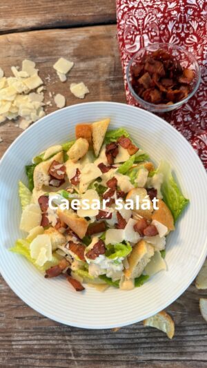 Roman Paulus Instagram - RECEPT NA CAESAR SALÁT
 
Máte rádi Caesar salát? Pojďme si ho dnes společně připravit. Verzí na ten pravý „originální“ caesar salát je mnoho, hodně restaurací si upravuje recepty podle svého, nicméně v něm nesmí chybět římský salát, ančovičky, anglická slanina a velké množství parmazánu. Tento recept mám od svého italského kolegy a moc nám všem chutná. Určitě vyzkoušejte, také si pochutnáte.
 
A co Vy? Připravujete si Caesar salát doma nebo si ho raději objednáváte v restauraci?
 
Co budete potřebovat?
 
Dresink:
100 g pasterizovaných žloutků
250 ml olivového oleje
4 ančovičky
5 stroužků česneku
šťáva z jednoho citrónu
worcesterová omáčka
francouzská dijonská hořčice
sýr parmazán
bílý vinný ocet
sůl
pepř
 
Salát:
400 g římských listů
100 g parmazán
12 plátků anglické slaniny
celé kapary
krutony z bílého chleba
 
Žloutky, česnek nakrájený na plátky, pokrájené ančovičky, nastrouhaný sýr parmazán, vinný ocet, hořčici vložte do mixéru, osolte, opepřete, přilijte trochu vody a citronové šťávy a rozmixujte. Postupně přilévejte olivový olej. Dresink dochuťte worcestrovou omáčkou a krátce promixujte.
Omyté římské listy natrhejte na větší kusy, přidejte dresink, dobře promíchejte a přendejte do hlubokého talíře. Přidejte čerstvě orestovanou křupavou slaninou, krutony z bílého chleba, kapary a parmazán a můžete podávat. Klidně můžete přidat i plátek kuřecího nebo krůtího masa, nebo krevety.
 
Dobrou chuť!

#recepty #recept #caesar #caesarsalad #caesarsalat #dresink #salat #ancovicky #restaurace #jidlojezaklad #jidlonaprvnimmiste #jidlo #obed #vecere #dnesjim #dnesjem #sefkuchar #romanpaulus #romanpauluschef