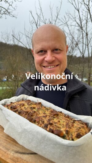 Roman Paulus Instagram - RECEPT NA VELIKONOČNÍ NÁDIVKU
 
Zelená barva k jaru patří a z tradice se má objevit i na velikonoční tabuli. Připravte si proto se mnou velikonoční nádivku, která kromě čerstvých špenátových listů a spoustu bylinek obsahuje i čerstvé mladé kopřivy. Neváhejte, pusťte se do díla a upečte si takovou nádivku, jakou uměly jen naše babičky. Určitě vyzkoušejte, moc si pochutnáte! A jestli to nestihnete na Velikonoce, nevěšte hlavu, jaro teprve začíná 😊.
 
Měli jste už letos nádivku? Jak ji připravujete Vy? Přidáváte také hodně bylinek a mladé kopřivy? Dejte mi vědět do komentářů a nezapomeňte mě sledovat pro více skvělých receptů a triků do kuchyně.
 
Co budete potřebovat?
 
100 g slaniny nebo šunky
1 × cibule
125 g másla
250 ml čerstvého mléka (3,5 % tuku)
450 g rohlíků
sůl
pepř
muškátový oříšek
1 x hrst špenátu
1 × hrst nasekané listové petržele
1 x hrst čerstvých mladých kopřiv
Čerstvé bylinky – pažitka, libeček
5 × vajec „M“
 
Jak budete postupovat?
 
Starší pečivo nakrájíme na kostičky. Do rozehřáté pánve vložíme nadrobno nakrájenou cibuli a orestujeme. Přidáme máslo, necháme rozpustit a přilijeme studené mléko, které v pánvi necháme krátce prohřát.
Pečivo v míse přelijeme směsí z pánve, osolíme, opepříme a ochutíme muškátovým oříškem, přidáme nadrobno nakrájený špenát, čerstvé mladé kopřivy a bylinky.  Přidáme předem opečenou slaninu nebo šunku a pečlivě zamícháme. Dodáme vajíčka, opět dobře promícháme.
Pečícím papírem si vyložíme formu na chléb a přendáme do ní nádivkovou směs. Vložíme do předehřáté trouby na 160 °C a pečeme dle velikosti formy. (Malá forma asi 30 minut, velká až hodinu). Hotovou nádivku vyndáme z trouby, necháme pár minut vychladnout a poté vyklopíme a podáváme.

Dobrou chuť a veselé Velikonoce!

#recepty #recept #zdraverecepty #velikonoce #velikonocnipeceni #nadivka #koprivy #bylinky #vejce #vajicka #tradicni #tradicnirecepty #jaro #peceni #vareni #jidlojezaklad #jidlonaprvnimmiste #jidlo #obed #vecere #dnesjim #dnesjem #sefkuchar #romanpaulus #romanpauluschef