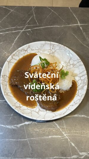Roman Paulus Instagram - RECEPT NA SVÁTEČNÍ VÍDEŇSKOU ROŠTĚNOU
 
Máte rádi omáčky a maso? Připravte si se mnou tuto vynikající sváteční vídeňskou roštěnou. Jak už název napovídá, původ bychom našli ve Vídni, ale kvůli své úžasné chuti zdomácněla i u nás v Čechách. A jakpak by ne? Luxusní měkké maso, skvělá chuť omáčky a nahoru smažená cibulka. Je někdo kdo by odolal? (recept na smaženou vídeňskou cibulku si ukážeme v sobotu)
Ať už ji uděláte ve svátek, v neděli nebo jen tak k večeři, jsem si jistý, že si maximálně pochutnáte.
Připravujete roštěnou doma pravidelně, nebo si ji dáváte raději v restauraci? Dejte mi vědět do komentáře a nezapomeňte mě sledovat pro více skvělých receptů a triků do kuchyně.
 
Co budete potřebovat?
 
4 plátky hovězí roštěné (600 g)
500 ml hovězího vývaru
4 střední cibule
Rostlinný olej nebo sádlo
2pl másla
hladká mouka na zaprášení masa
sůl
pepř
1 lžíce hořčice
1 dcl brandy nebo koňaku
petržel na ozdobu
 
 
Jak budete postupovat?

Plátky masa mírně naklepeme, osolíme, opepříme a pomoučníme z obou stran v hladké mouce. Ve vyšší pánvi opečeme na rostlinném oleji či na sádle maso z obou stran dozlatova a přemístíme zpět na talíř.
Do výpeku po masu dáme cibuli nakrájenou na nudličky a restujeme do tmava. Přidáme bobkový list a máslo, (máslo omáčku hezky zjemní), restujeme ještě chvíli a přidáme lžíci hořčice. Krátce zarestujeme a přidáme 1 dcl brandy nebo koňaku. Podlijeme silným hovězím vývarem a necháme vařit.
Roštěnky vrátíme zpátky do omáčky a pod pokličkou dusíme do měkka. Až jsou měkké, maso opět vyndáme na talíř a celý základ i s cibulí přepasírujeme přes cedník do jiného hrnce. Získáme tak krásnou hladkou omáčku.
Podáváme s rýží a smaženou vídeňskou cibulkou (recept na ní si ukážeme zase zítra) a snítkou petrželky.
Dobrou chuť!
 
#recepty #recept #tradicni #ceske #viden #svatecni #rostena #jidlojezaklad #jidlonaprvnimmiste #jidlo #obed #vecere #dnesjim #dnesjem #sefkuchar #romanpaulus #romanpauluschef
