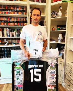 Roman Shirokov Instagram - Большое спасибо @fckrasnodar и Сергею Николаевичу Галицкому за прекрасный подарок🙏🏻🟢⚫️
