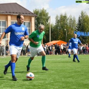 Roman Shirokov Instagram - Сегодня в Середе г.о.Шаховская вместе с Дмитрием Аленичевым, Валерием Гладилиным, министром спорта МО @teryushkov советником губернатора МО @aleksandrkogan, главой г.о.Шаховская @gadzievzamir1963 открыли прекрасное футбольное поле и спортивную площадку для жителей этого и близлежащих поселений! #живуспортом #нашеподмосковье