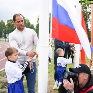 Roman Shirokov Instagram - Сегодня в Середе г.о.Шаховская вместе с Дмитрием Аленичевым, Валерием Гладилиным, министром спорта МО @teryushkov советником губернатора МО @aleksandrkogan, главой г.о.Шаховская @gadzievzamir1963 открыли прекрасное футбольное поле и спортивную площадку для жителей этого и близлежащих поселений! #живуспортом #нашеподмосковье