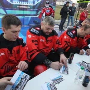 Roman Shirokov Instagram - Три дня в одном из лучших сел России, в компании легенд отечественного хоккея и журналистики!  Но хотелось бы сказать о невероятном человеке и его команде, которые делают невероятные вещи- это Вадим Петрович Смагин! В селе на 2.000 человек есть хоккейный дворец, искусственное поле для игры в футбол, современный игровой зал где занимаются дети со всех близлежащих деревень и сел и все это построено за свои деньги и для ЛЮДЕЙ! #бочкари