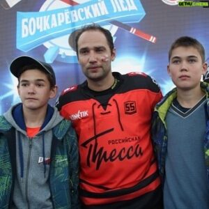 Roman Shirokov Instagram - Три дня в одном из лучших сел России, в компании легенд отечественного хоккея и журналистики!  Но хотелось бы сказать о невероятном человеке и его команде, которые делают невероятные вещи- это Вадим Петрович Смагин! В селе на 2.000 человек есть хоккейный дворец, искусственное поле для игры в футбол, современный игровой зал где занимаются дети со всех близлежащих деревень и сел и все это построено за свои деньги и для ЛЮДЕЙ! #бочкари