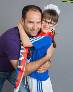 Roman Shirokov Instagram - #ФУТБОЛВОБЛАГО
Я верю, что люди с синдромом Дауна могут заниматься футболом! Поэтому я поддержал благотворительный фотопроект фонда «Синдром любви».
Если вы фанат футбола, если живете футболом, если вы путешествуете – не проходите мимо, не будьте равнодушными! С 1 июня по 31 июля в терминале D (на 2 этаже) Международного аэропорта Шереметьево пройдет фотовыставка #ФУТБОЛВОБЛАГО. Я и другие мои коллеги по футболу снялись вместе с детьми с синдромом Дауна. Эти ребята занимаются футболом, любят футбол и мечтают стать настоящими футболистами. Давайте им дадим шанс.
Подробнее о проекте читайте @syndromeoflove
Отдельное спасибо за репост с хэштегом #ФУТБОЛВОБЛАГО