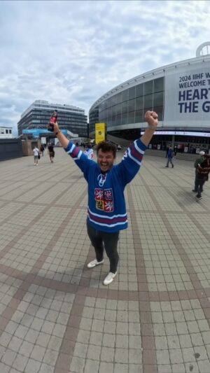 Roman Staša Instagram - Sehnat vstupenky na zápas 🏒 @mslhiihf2024 už je skoro nemožný, ale o skvělou atmosféru nepřijdete, protože je pro vás před arénou 🏟️ připravena Coca-Cola fan zóna 🕺🏻💃 A kromě super strávenýho času si můžete ještě u oficiálního partnera Českého hokeje @cocacolaczsk zasoutěžit mimo jiný o podepsaný dres nároďáku 🇨🇿 Tak dorazte a třeba se tu spolu potkáme 🙌

#spoluprace #realmagic #cocacolaczsk #fandimespolecne